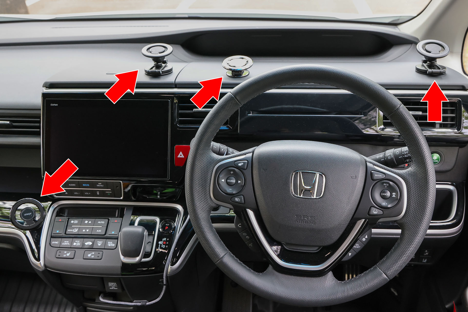 運転席周辺に4つもMagSafeホルダーが!!!　クルマの車内デザインを損ねていてカッコ悪っ！　と言えるが、それとのトレードオフで類稀なる利便を手に入れたゼ!!!