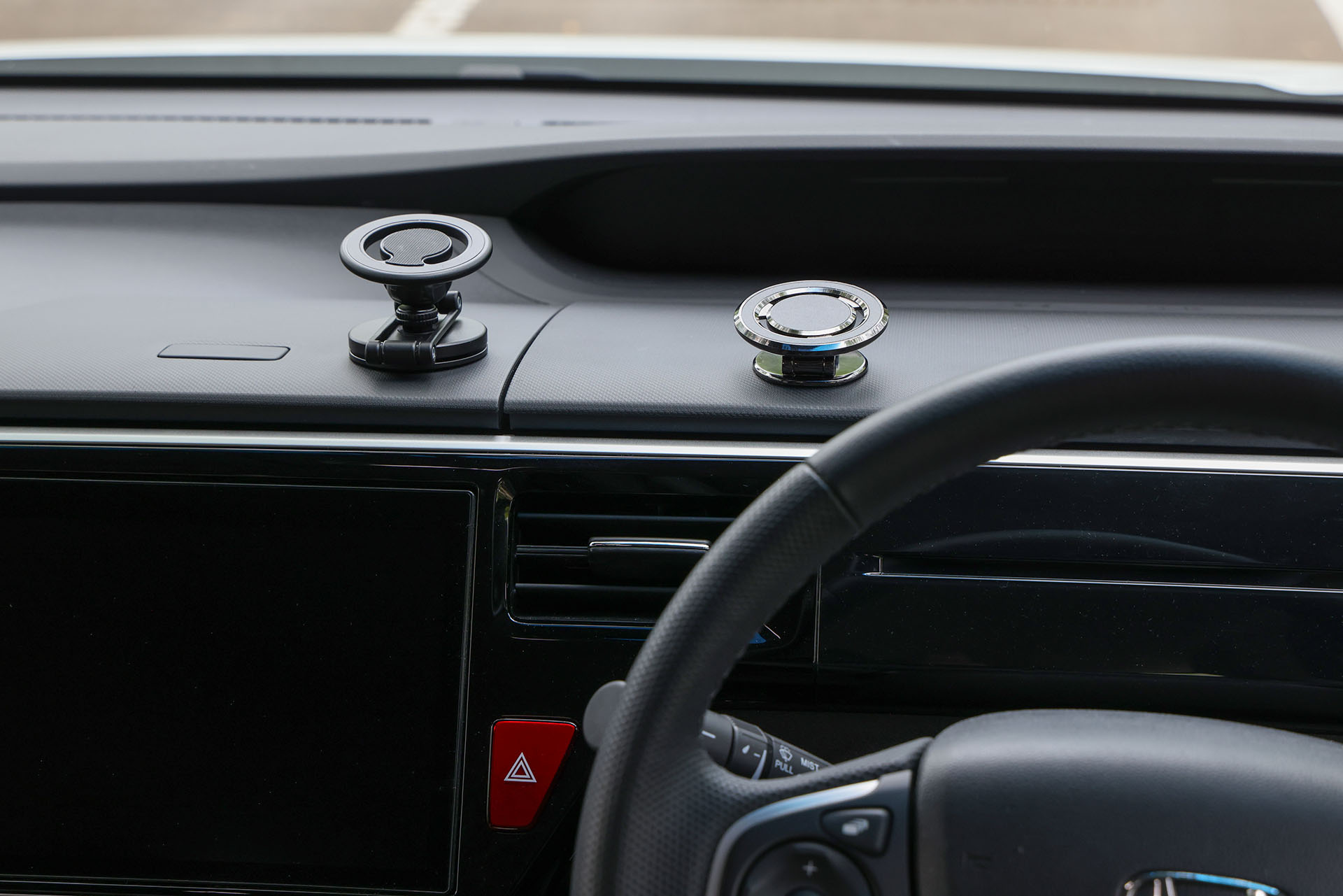 ダッシュボード上の運転席左側に2個の貼り付け式MagSafeホルダー。