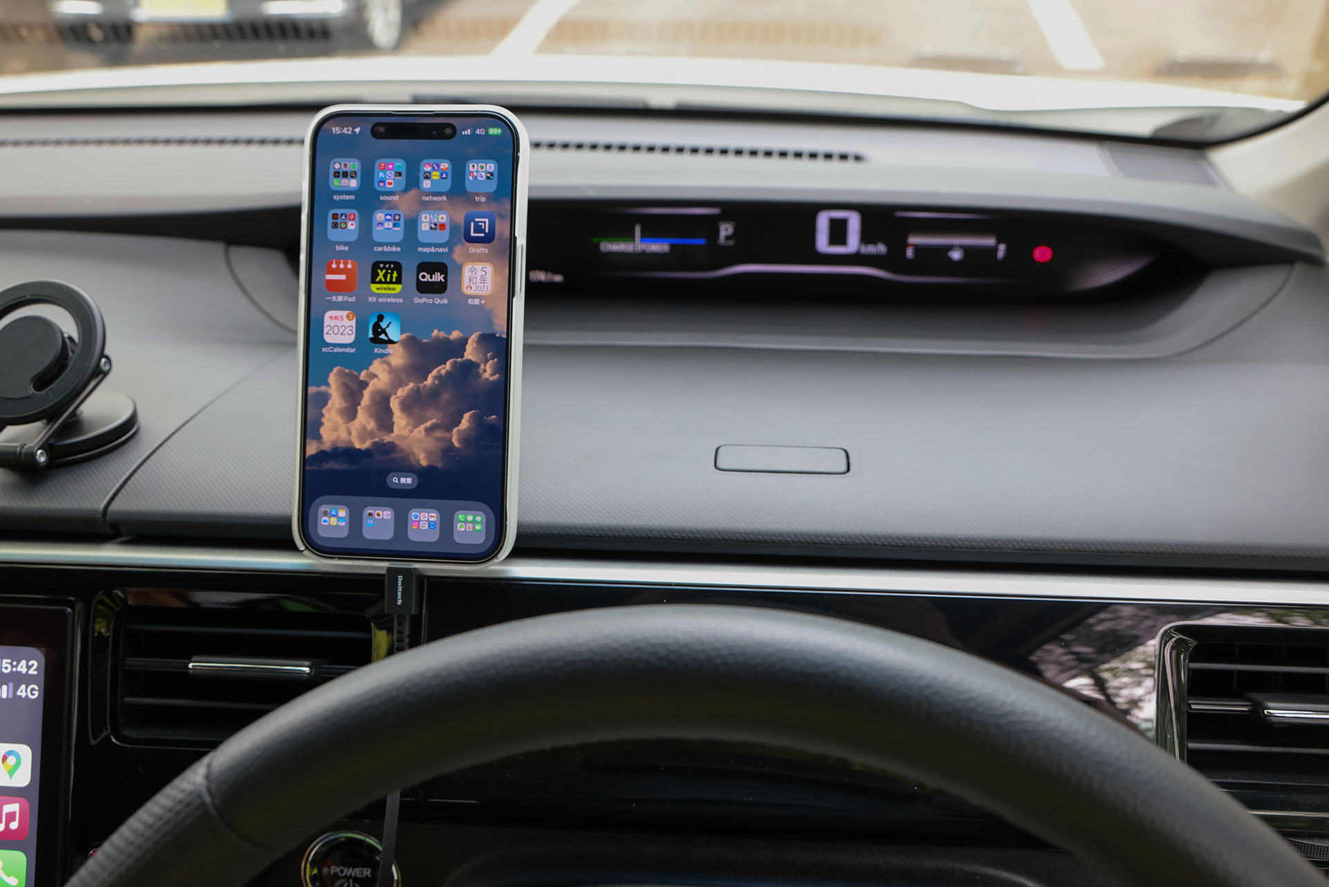 運転席左側。ナビにはない目的地をスマートフォン上で参照するのに便利なセット位置で、実際は横位置で使うことも多い。高さはこれより下げることができる。