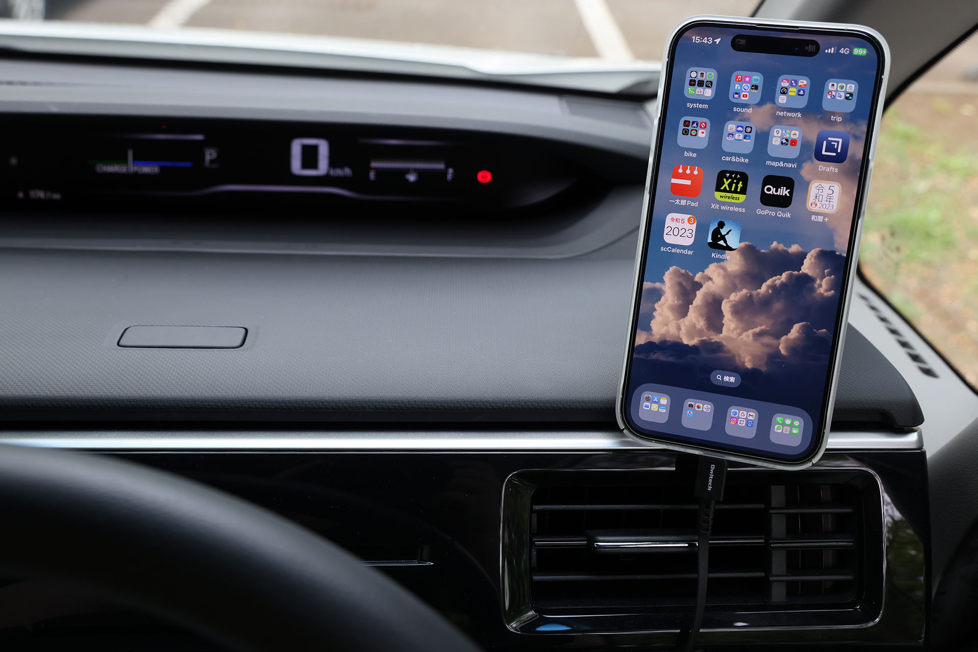 運転席右側。停車中などにスマートフォンをちょいちょい操作するのに便利な位置だ（右手で操作しやすいから）。高さはこれより下げることができる。