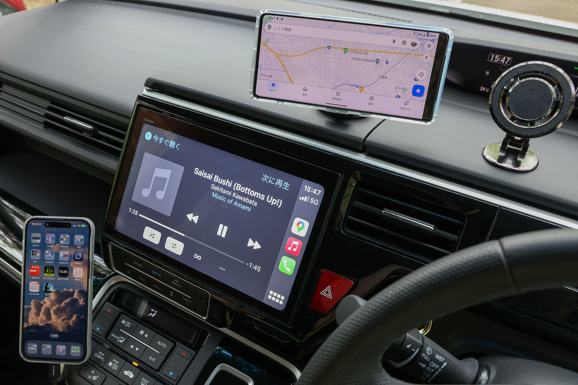 Google Pixelでナビさせつつカーナビも使いつつCarPlayも使うみたいなコトもできる。カーナビとGoogleマップとAppleマップを同時に使うこともできるが、1度やって「あっ、そう」って感じた以来やっていない。