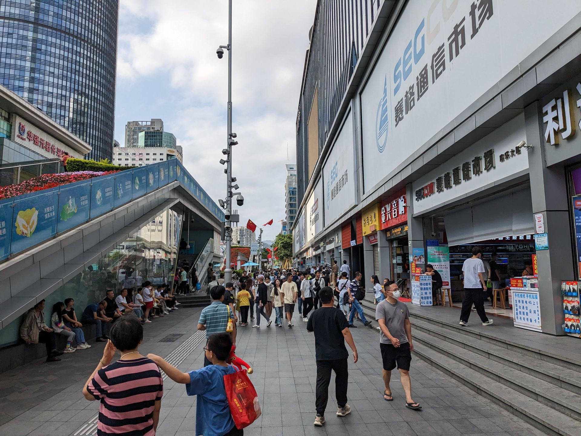 関係ないですが、ケータイマニアみんな大好き、中国最大の電気街・華強北ですよー。いやー、ローミングでChina Mobileがつながるつながる。