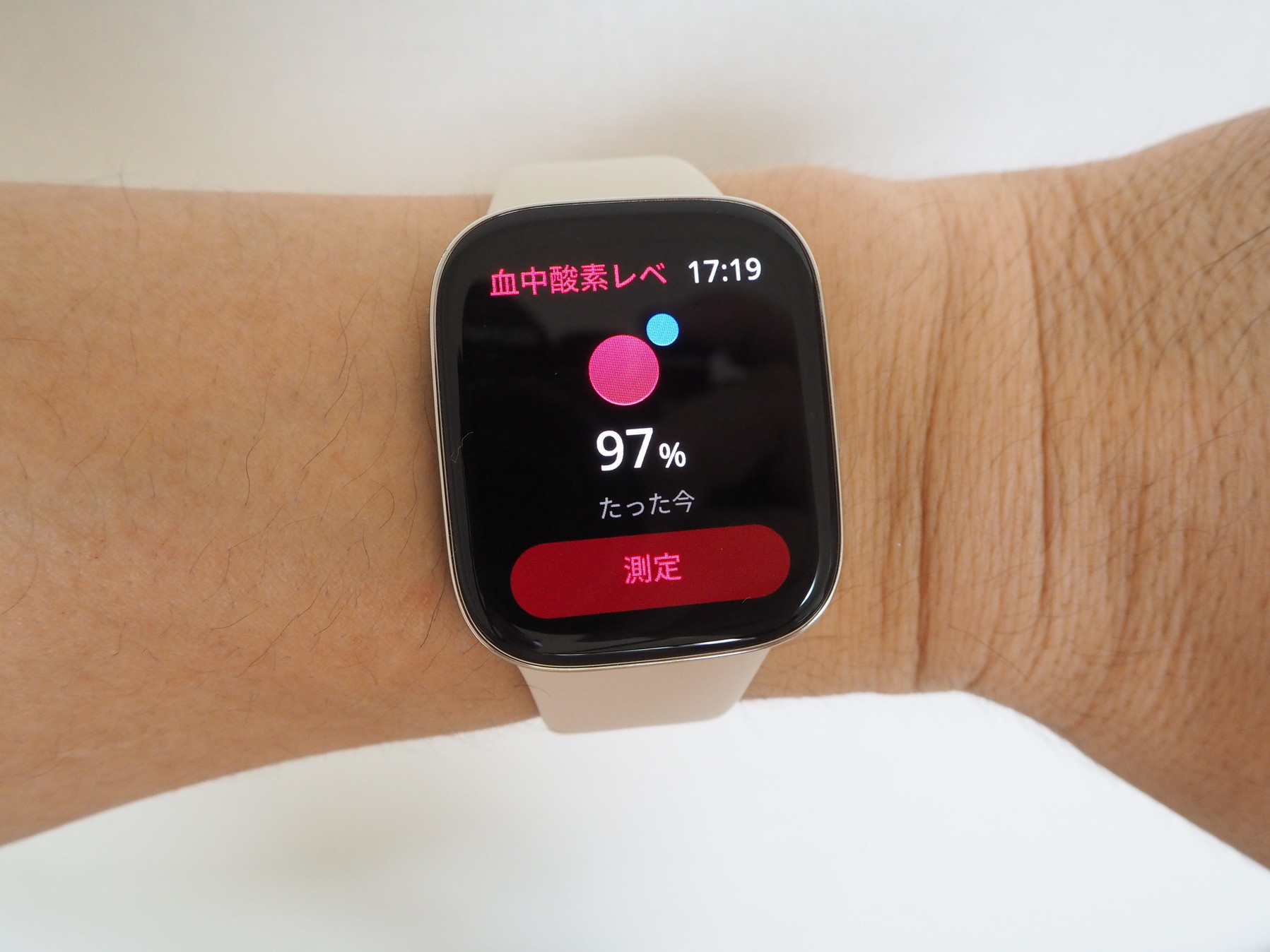 脈拍数などは自動で測定してくれるが、血中酸素レベルは手動で測定する必要がある