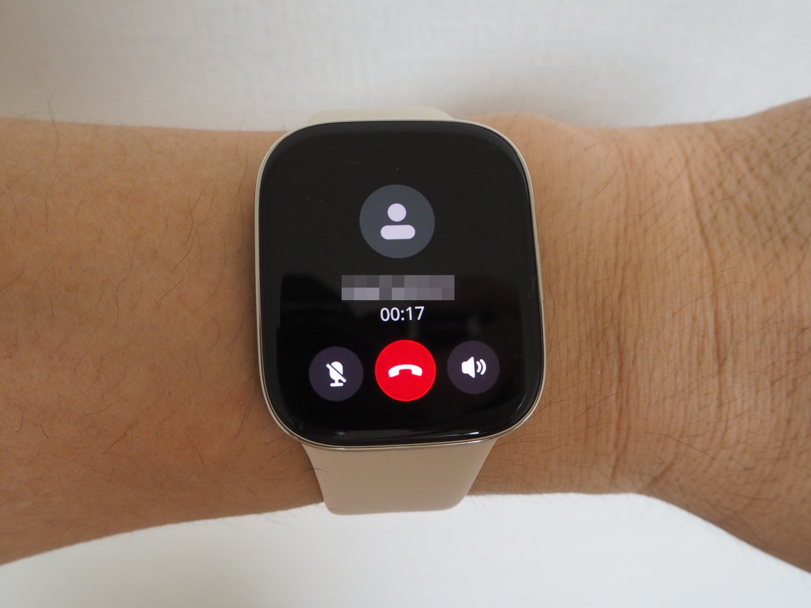 スマートウォッチなので電話もできる。スマートフォンが近くにない時でも電話に出られるので意外と便利だ