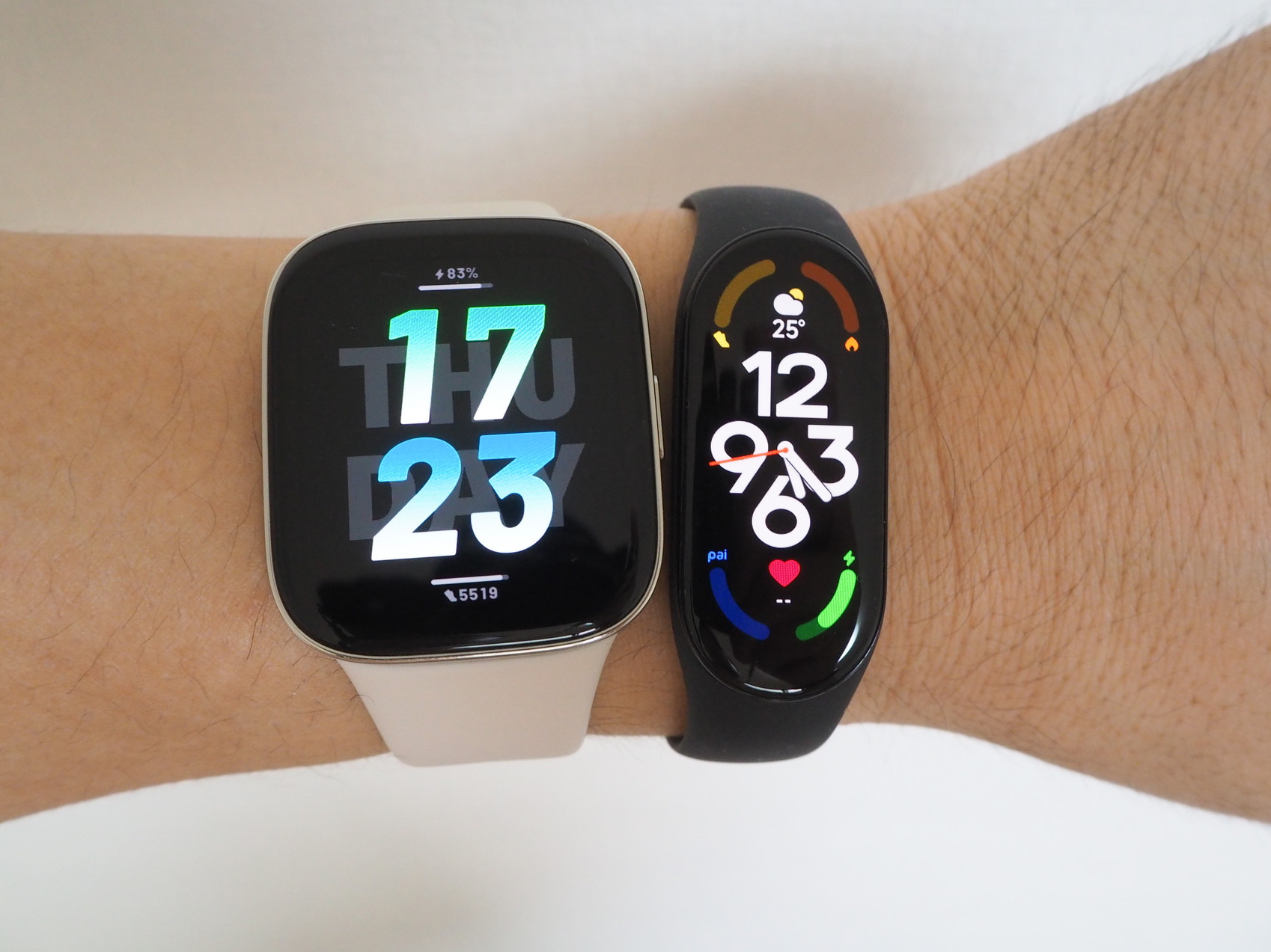 「Xiaomi Smart Band 7」(右)と並べて装着したところ。面積で考えれば画面サイズはRedmi Watch 3に分がある