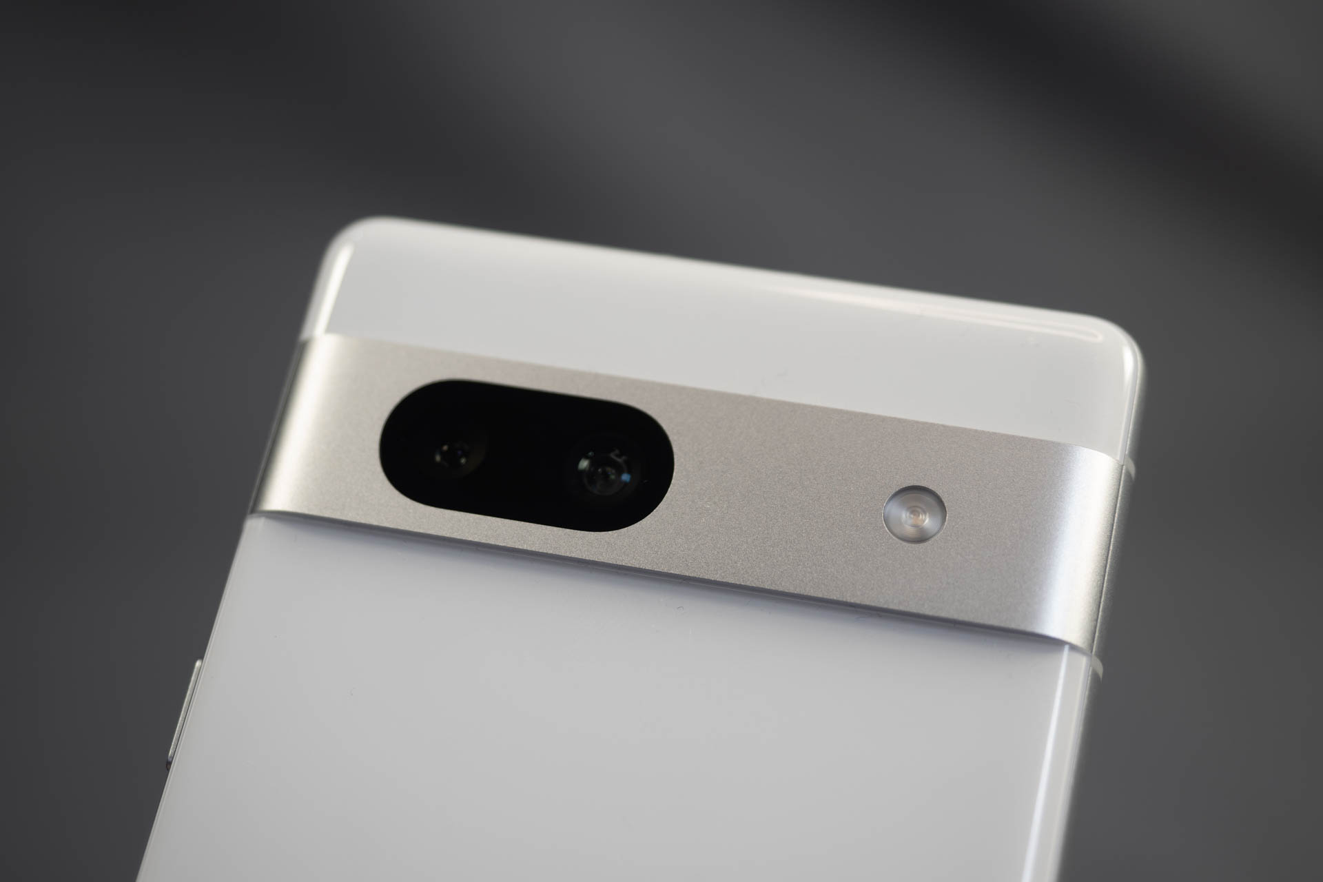 背面カメラは広角と超広角のデュアル仕様