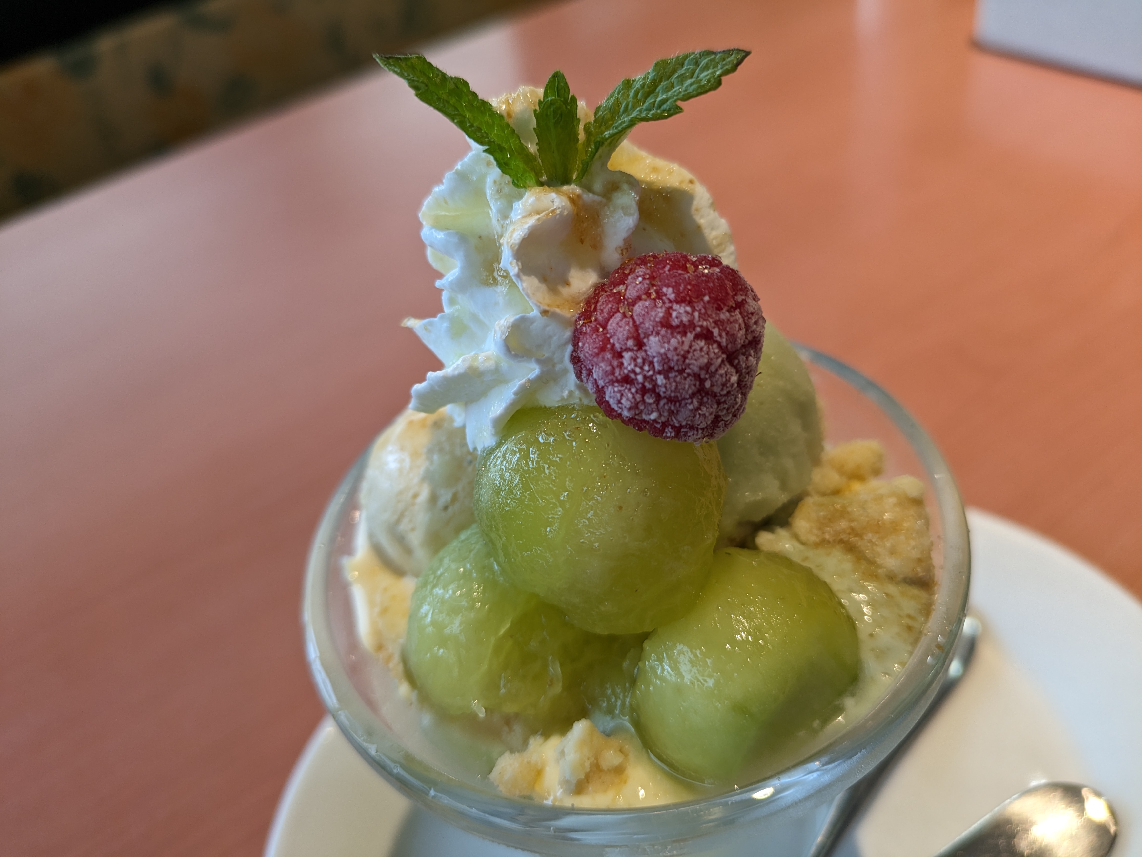 屋内での料理撮影。やや暗めだが解像感はある