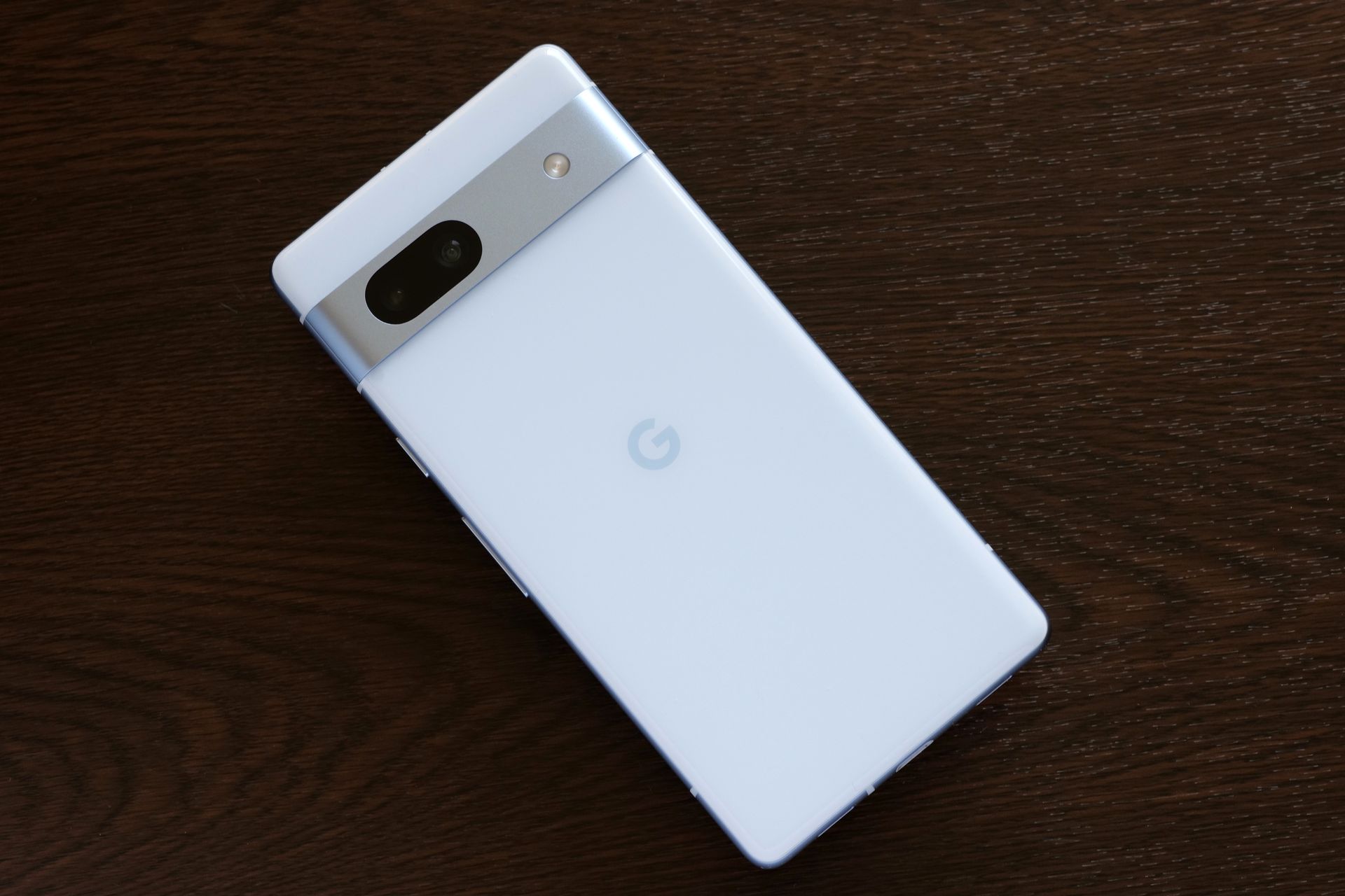 Pixel 7aの「Sea」はさわやかなカラーだ