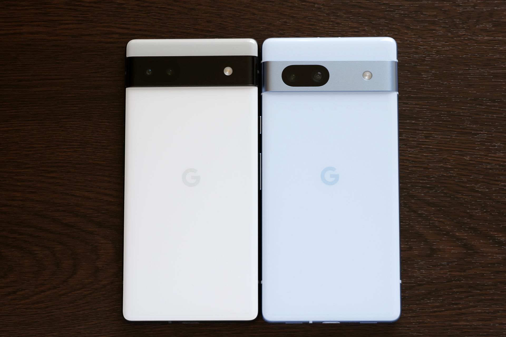 「Pixel 7a」、「Pixel 6a」はほぼ同じサイズ感だが、高級感がグッと増した。ウルトラワイドカメラは13メガピクセルになった