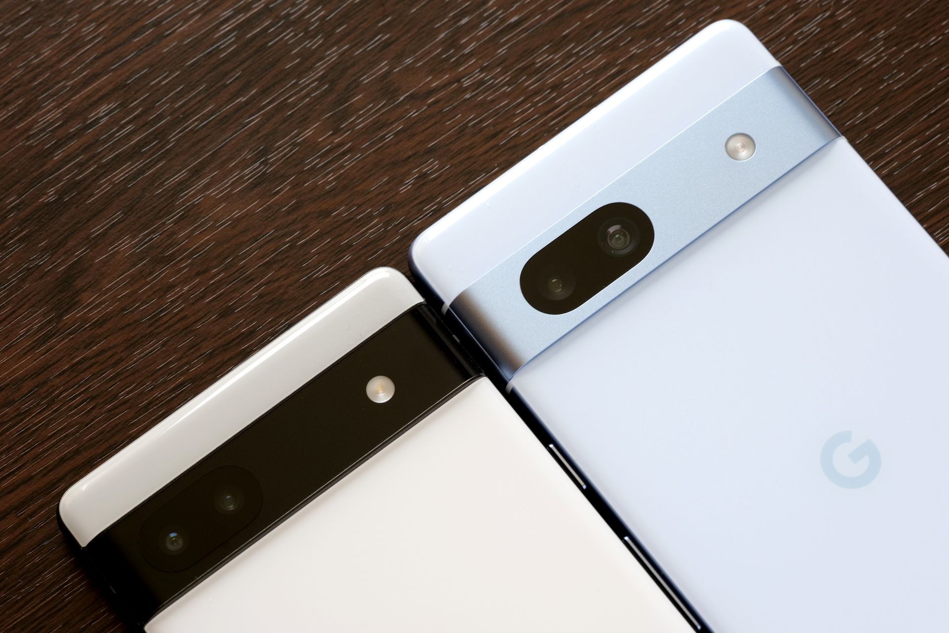 「Pixel」シリーズ独特の意匠「カメラバー」もメタル調になり、「Pixel 7」シリーズのようなたたずまいに