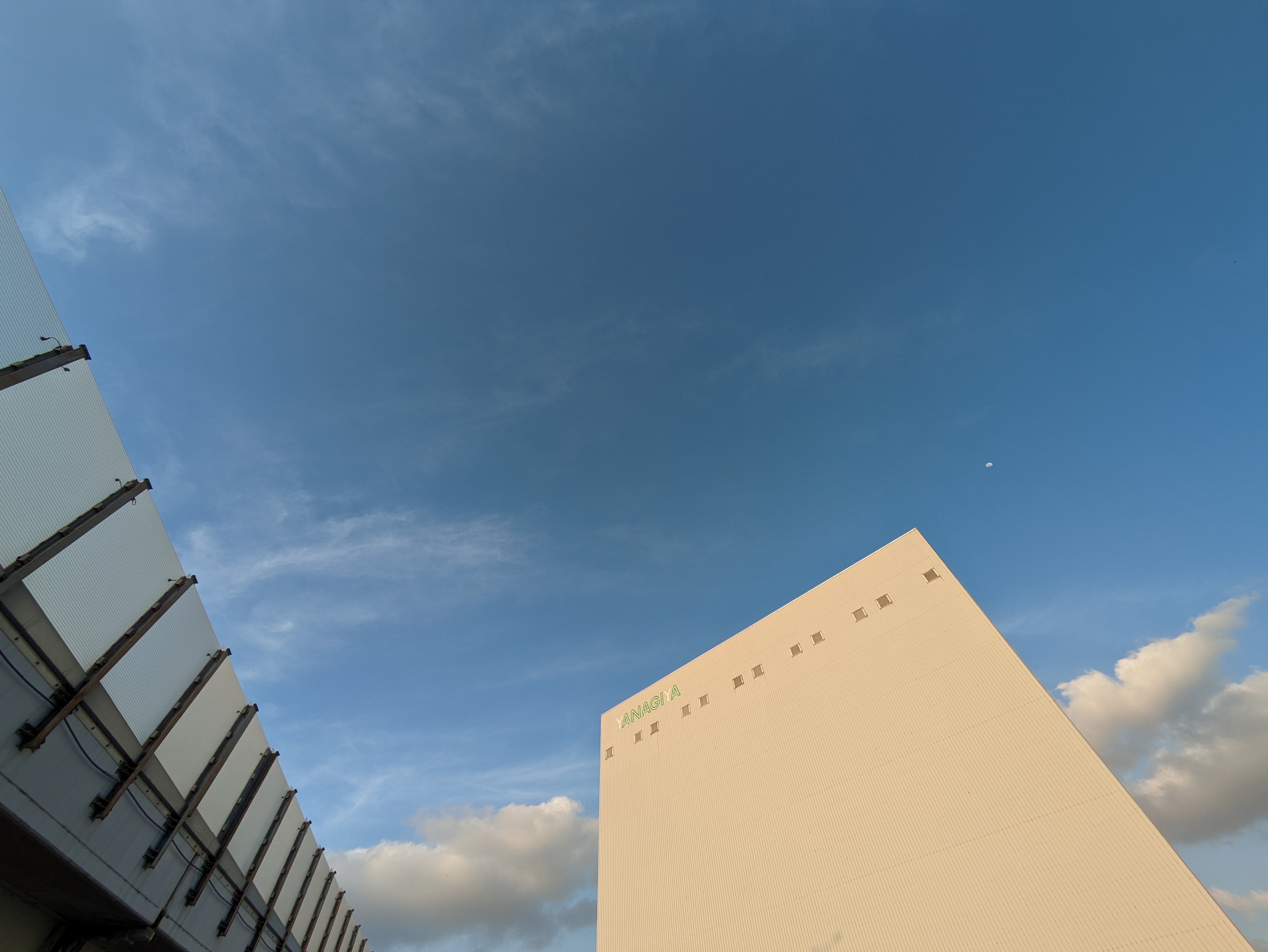 35mm版換算でおよそ14mmと広くなったウルトラワイドカメラは使い勝手がいい。このような都会のシーンはもちろん、狭い部屋や広大な風景ものびやかに撮影可能だ。空に浮かんでいる月もしっかりと写しとっている