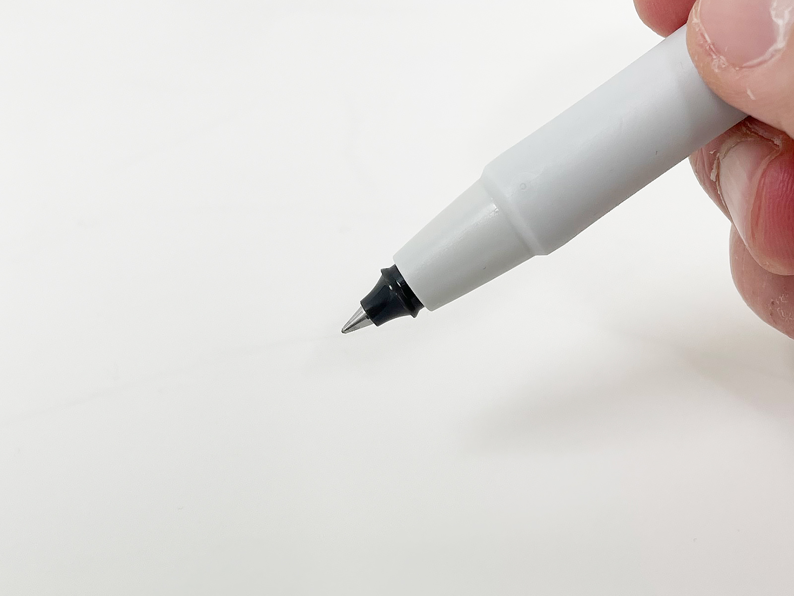 ペンの本体を左右に回転させて、ペン先の長さを切り替えられます。