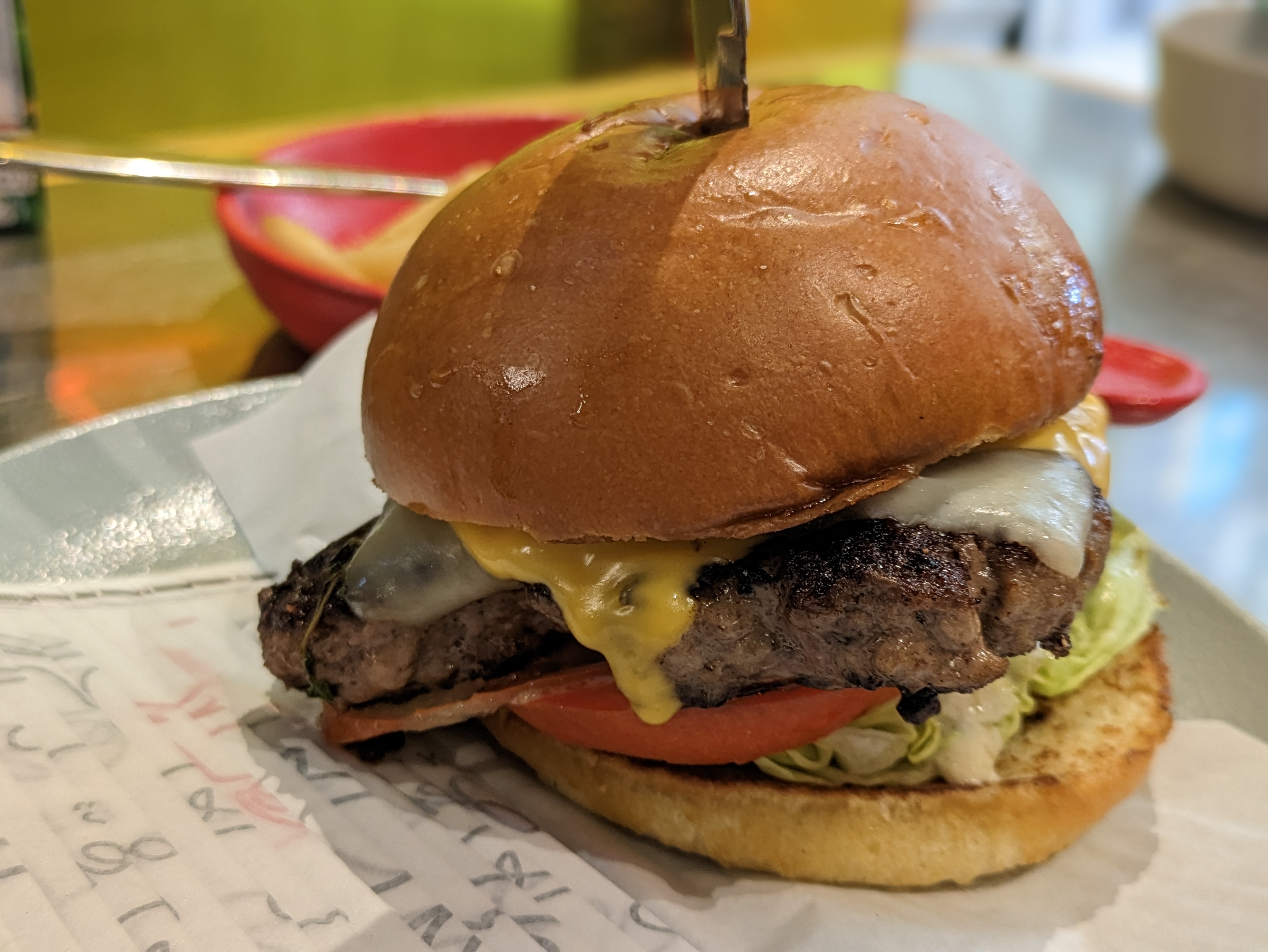 ポートレートモードで撮影。前景のハンバーガーと背景がしっかり分離されている