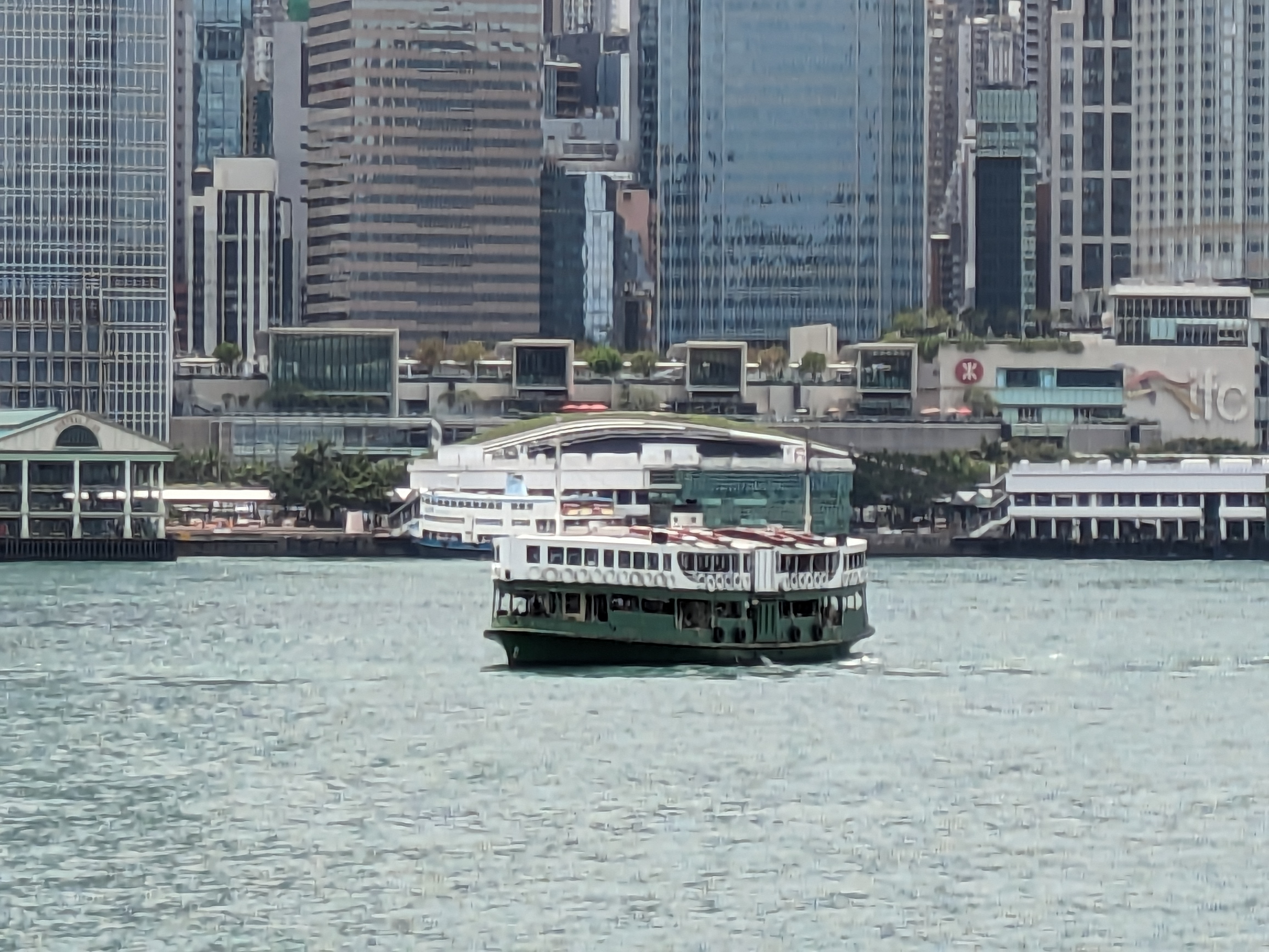 望遠カメラは搭載していないが、超解像ズームで8倍まで寄ることが可能。さすがに劣化はしているが、デジタルズームとは思えないクオリティだ