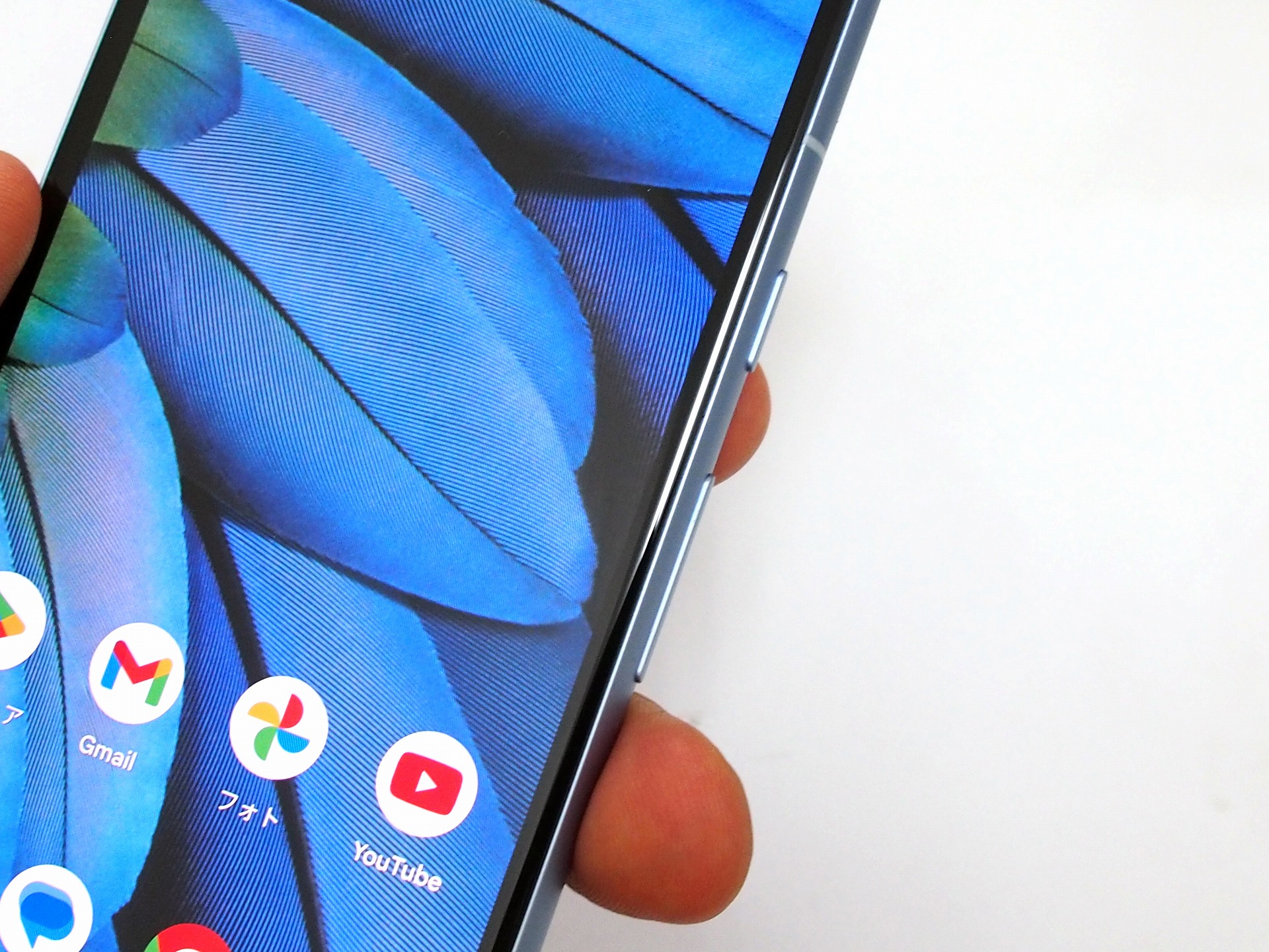 ディスプレイの周りのベゼルはPixel 7比でやや太い