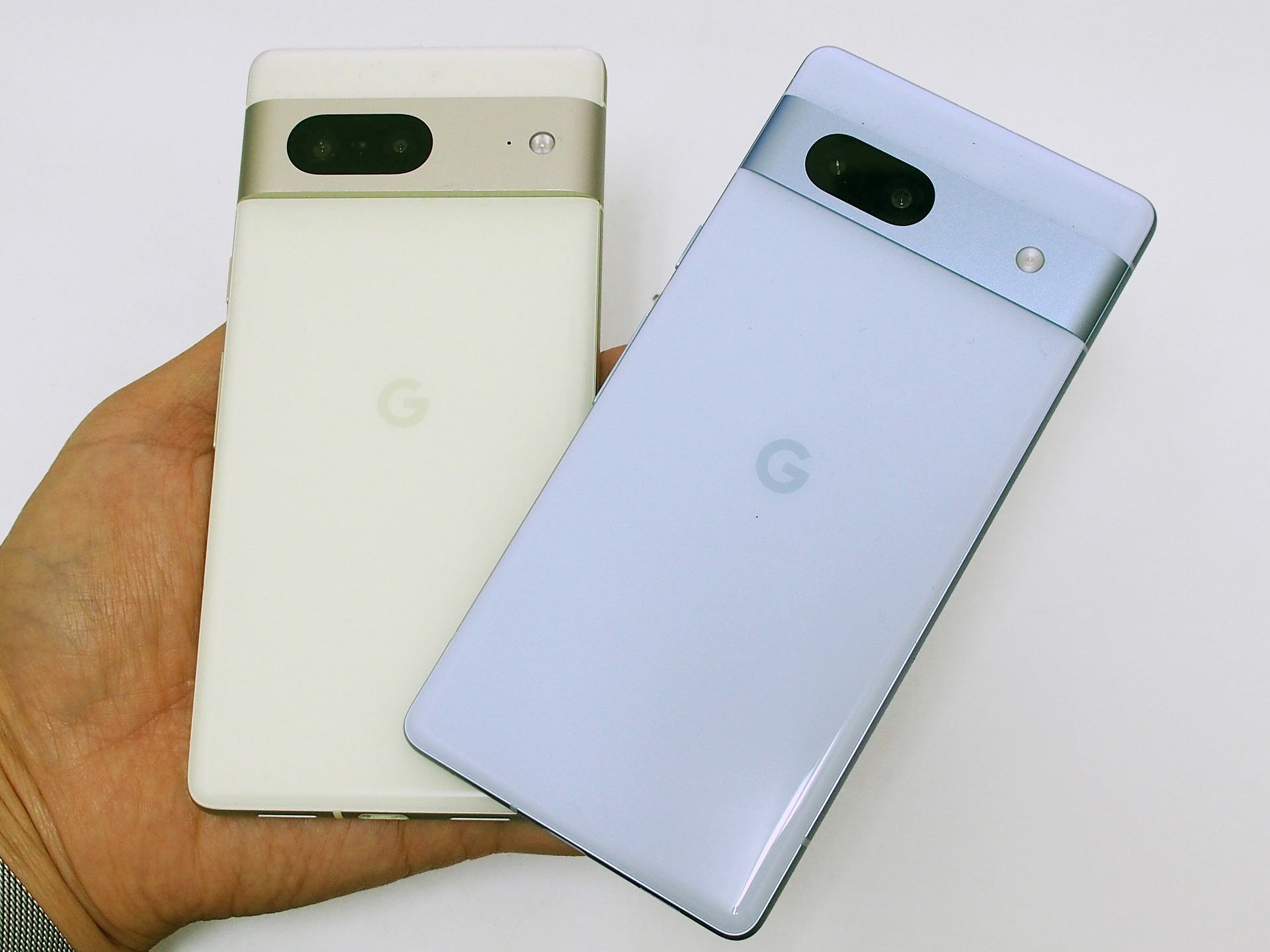 左がPixel 7、右が7a。背面のデザインはかなり近づけられている