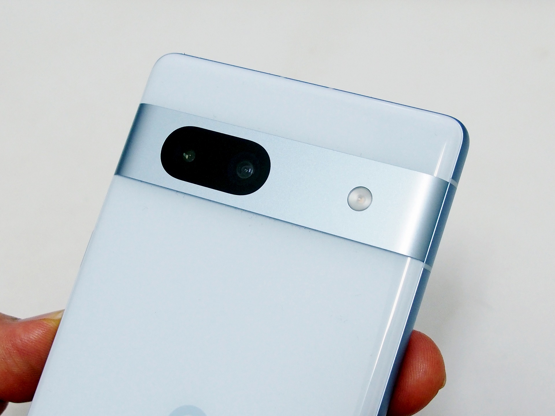 カメラバーの出っ張りは、Pixel 7より少なくなっている