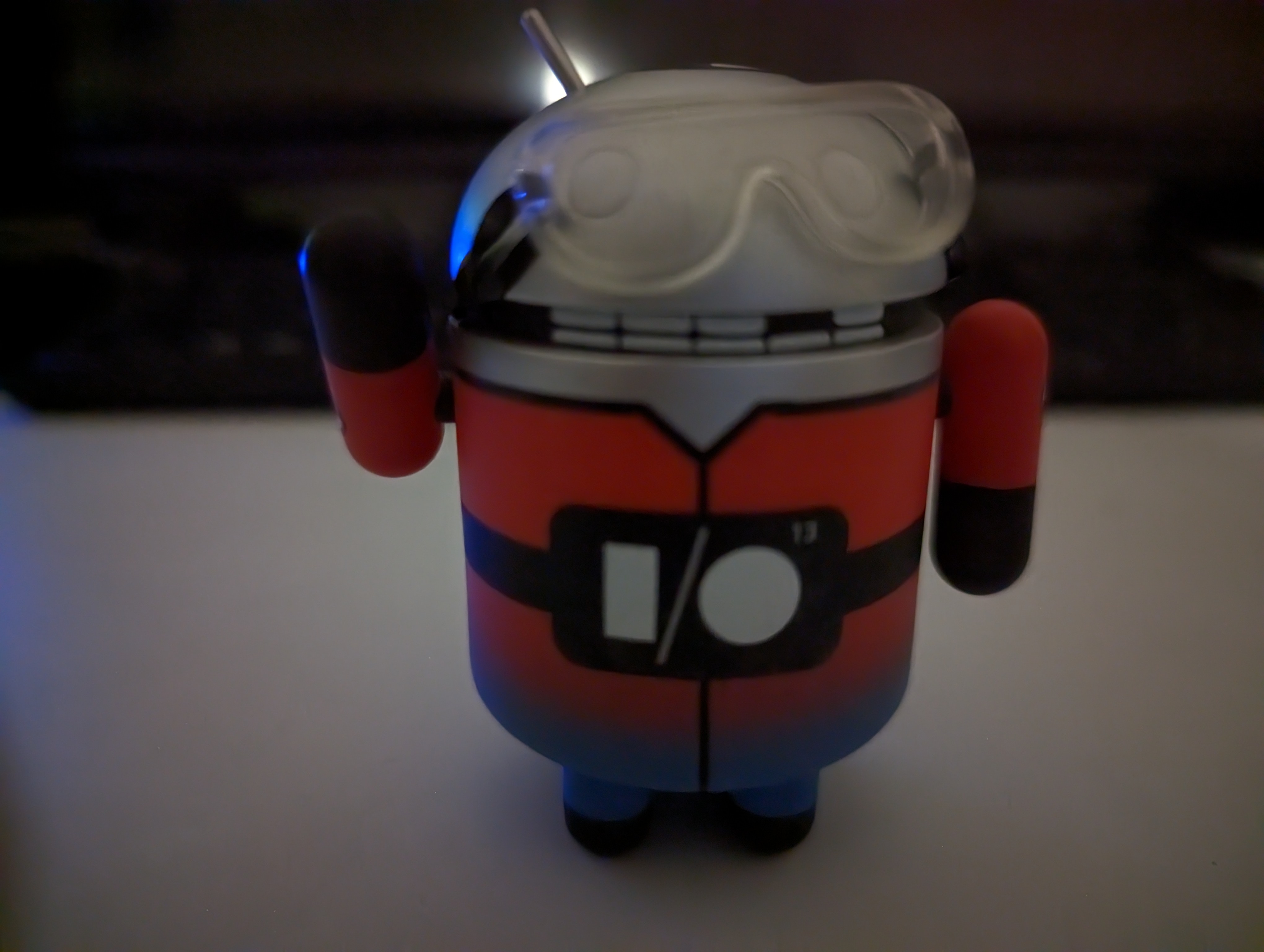 左がPixel 7a、右がPixel 7。極限の環境だと、ピクセルピッチの差による違いが出る