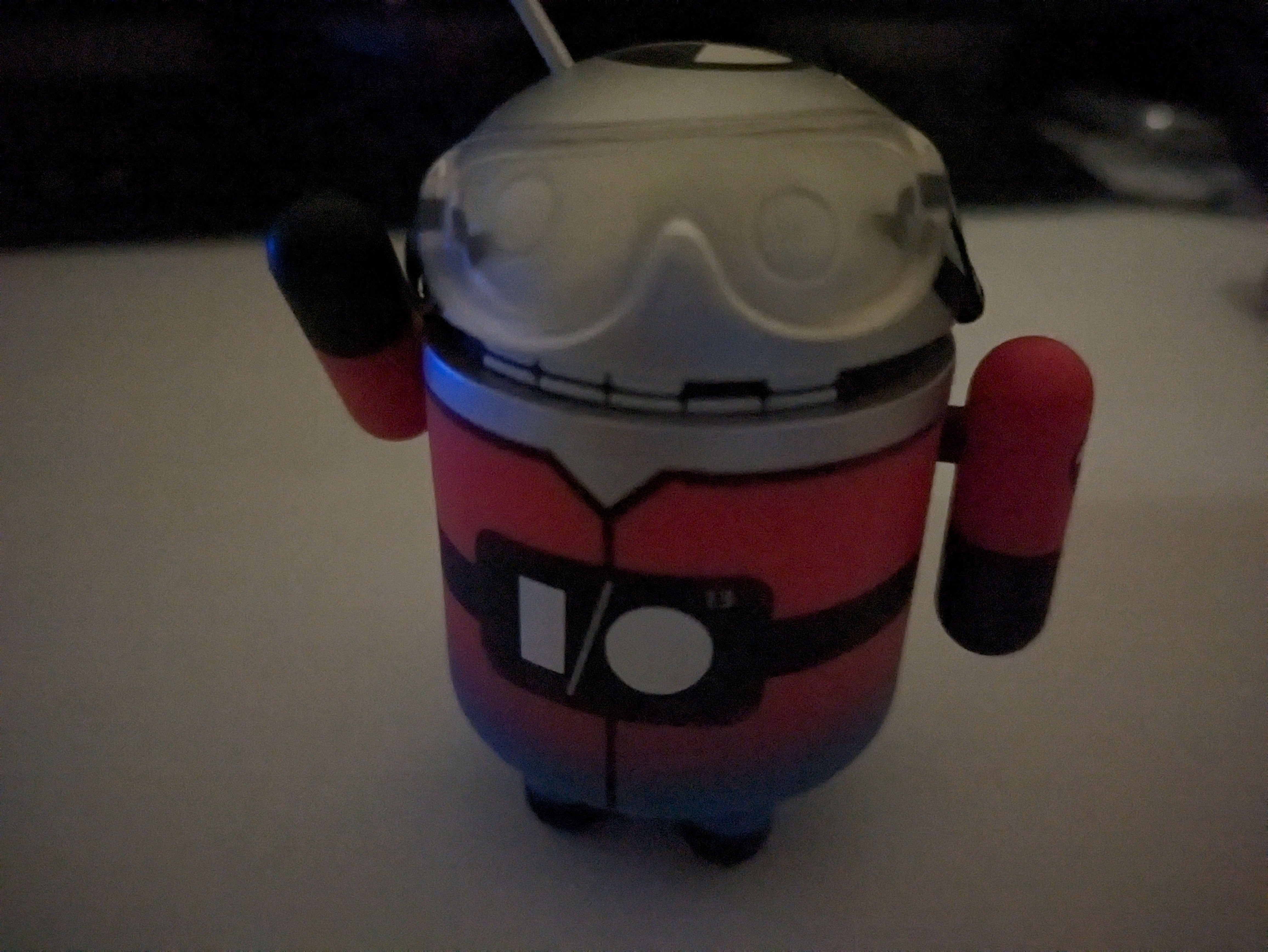 左がPixel 7a、右がPixel 7。極限の環境だと、ピクセルピッチの差による違いが出る