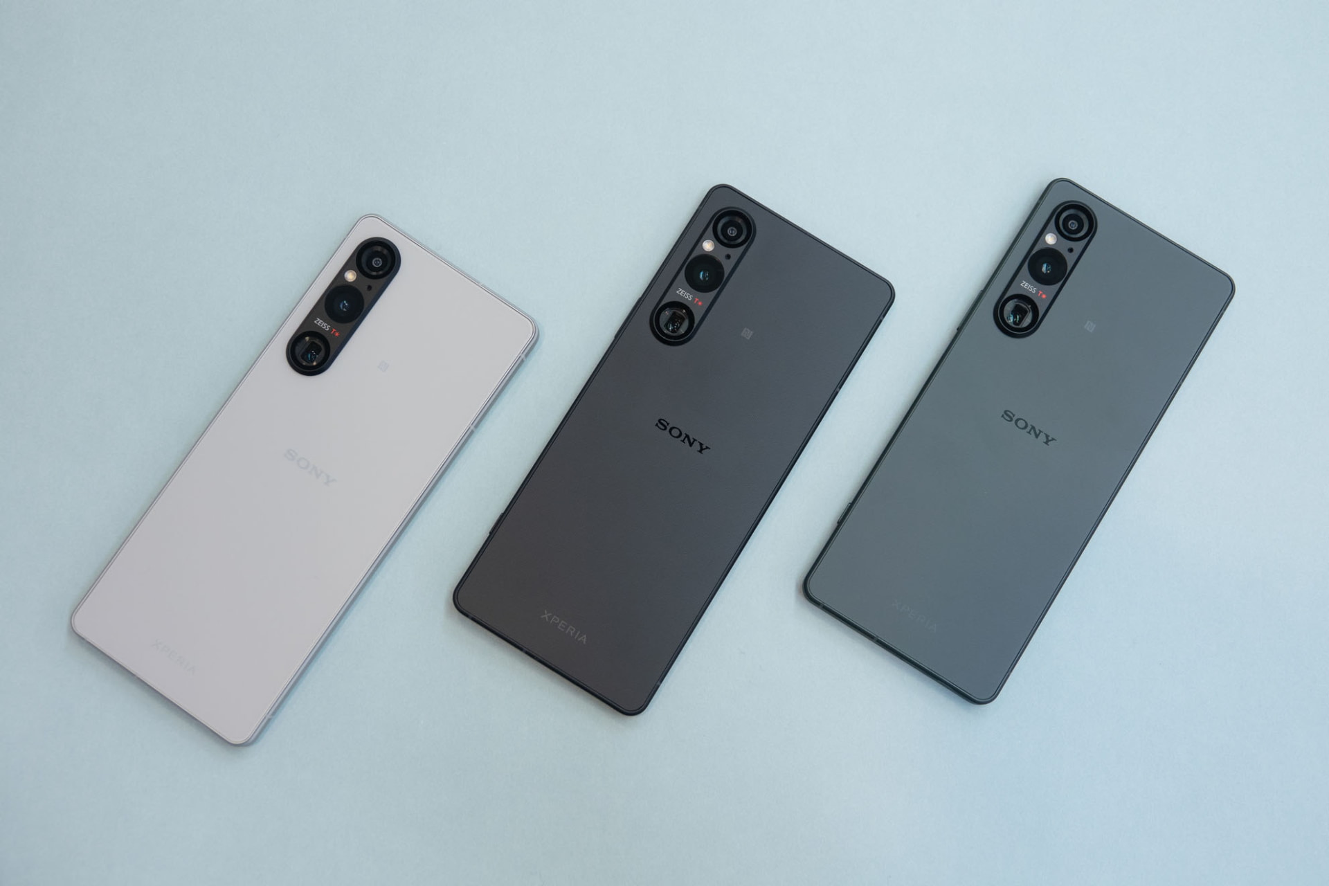 Xperia 1 Vのカラーラインアップ。左から、プラチナシルバー、ブラック、カーキグリーン