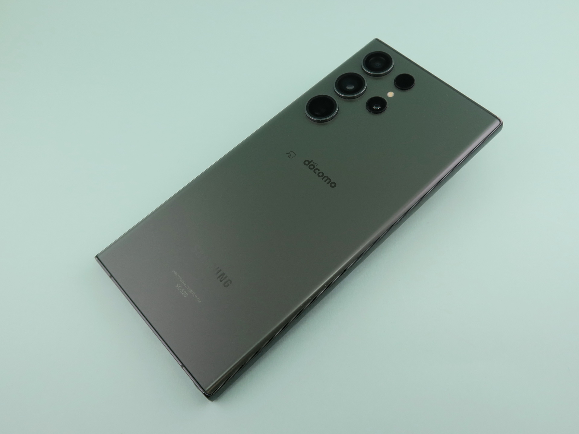 背面カメラは縦3眼レンズのデザインを採用。カメラとしてはクアッドカメラ構成