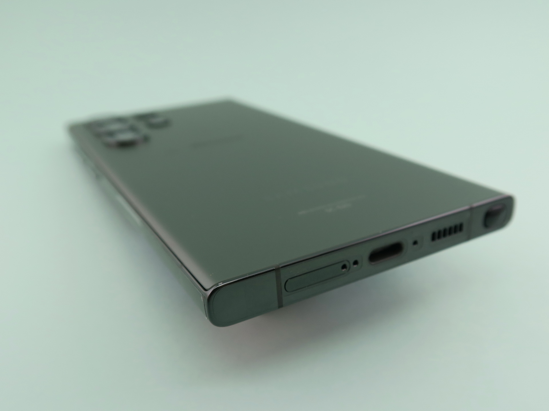 本体下部には中央にUSB Type-C外部接続端子、隣にピンで取り出すタイプのSIMカードスロット。反対側（写真では右側）にはSペンが格納されている