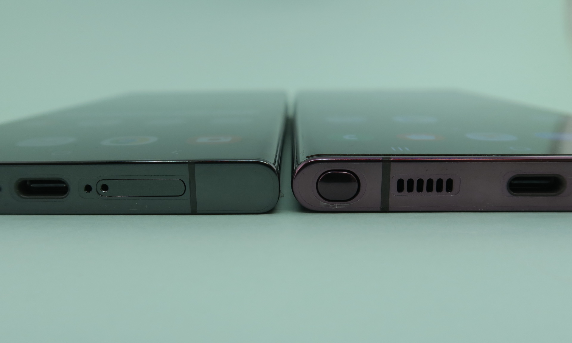 「Galaxy S23 Ultra」（左）と「Galaxy S22 Ultra」（右側）は本体下部から見ると、側面の湾曲が違い、「Galaxy S23 Ultra」の方がわずかにフラットな領域が広い