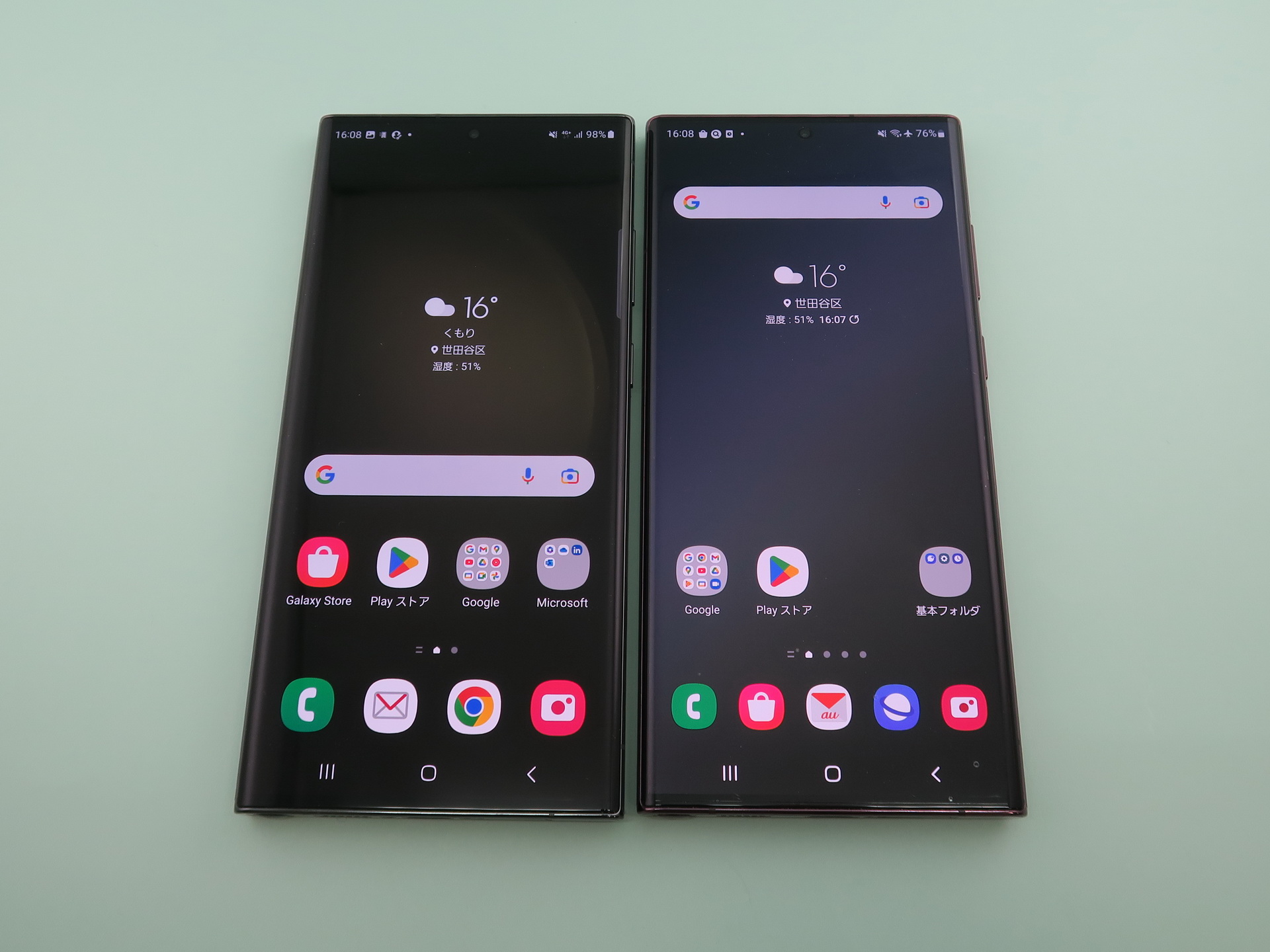 「Galaxy S23 Ultra」（左）と「Galaxy S22 Ultra」（右側）の本体前面。本体のサイズ感はほぼ同じ