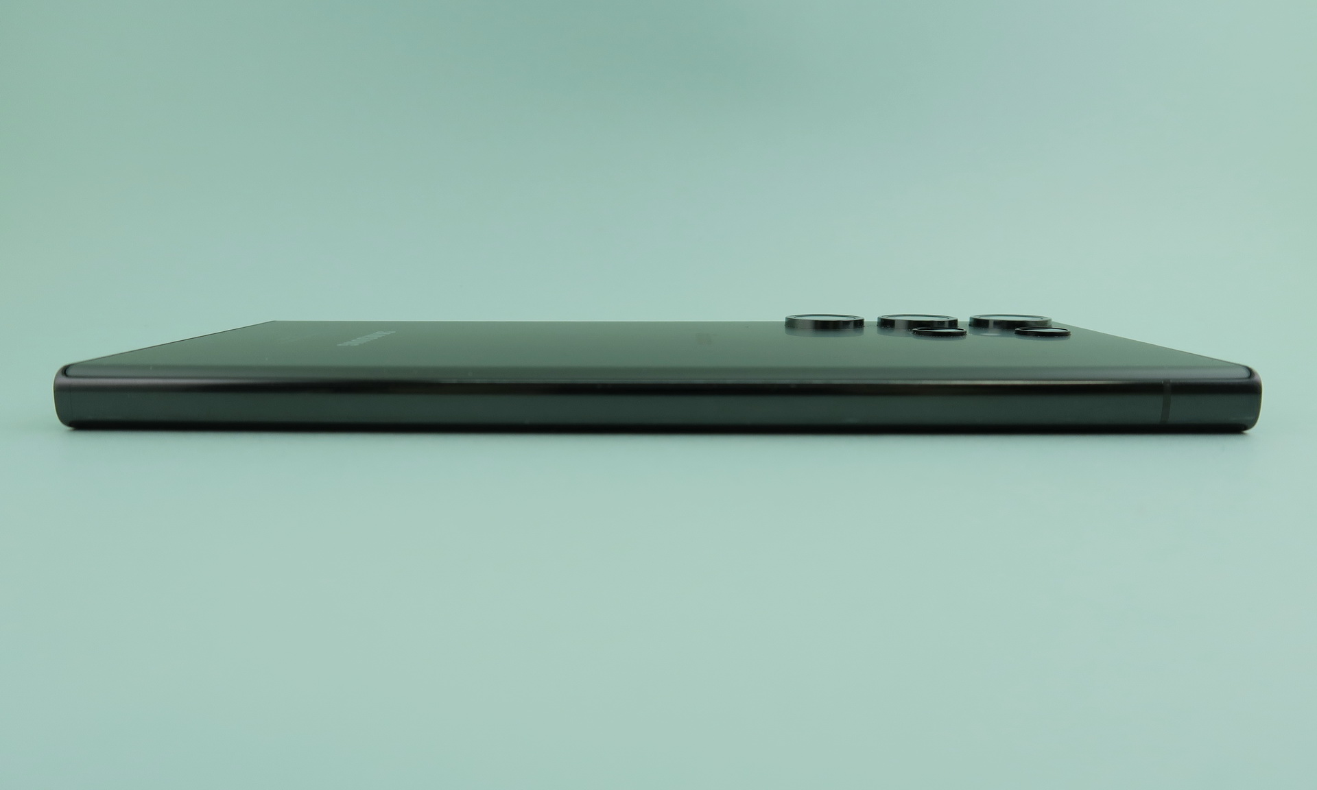 左側面は何も備えられておらず、すっきりとした仕上がり