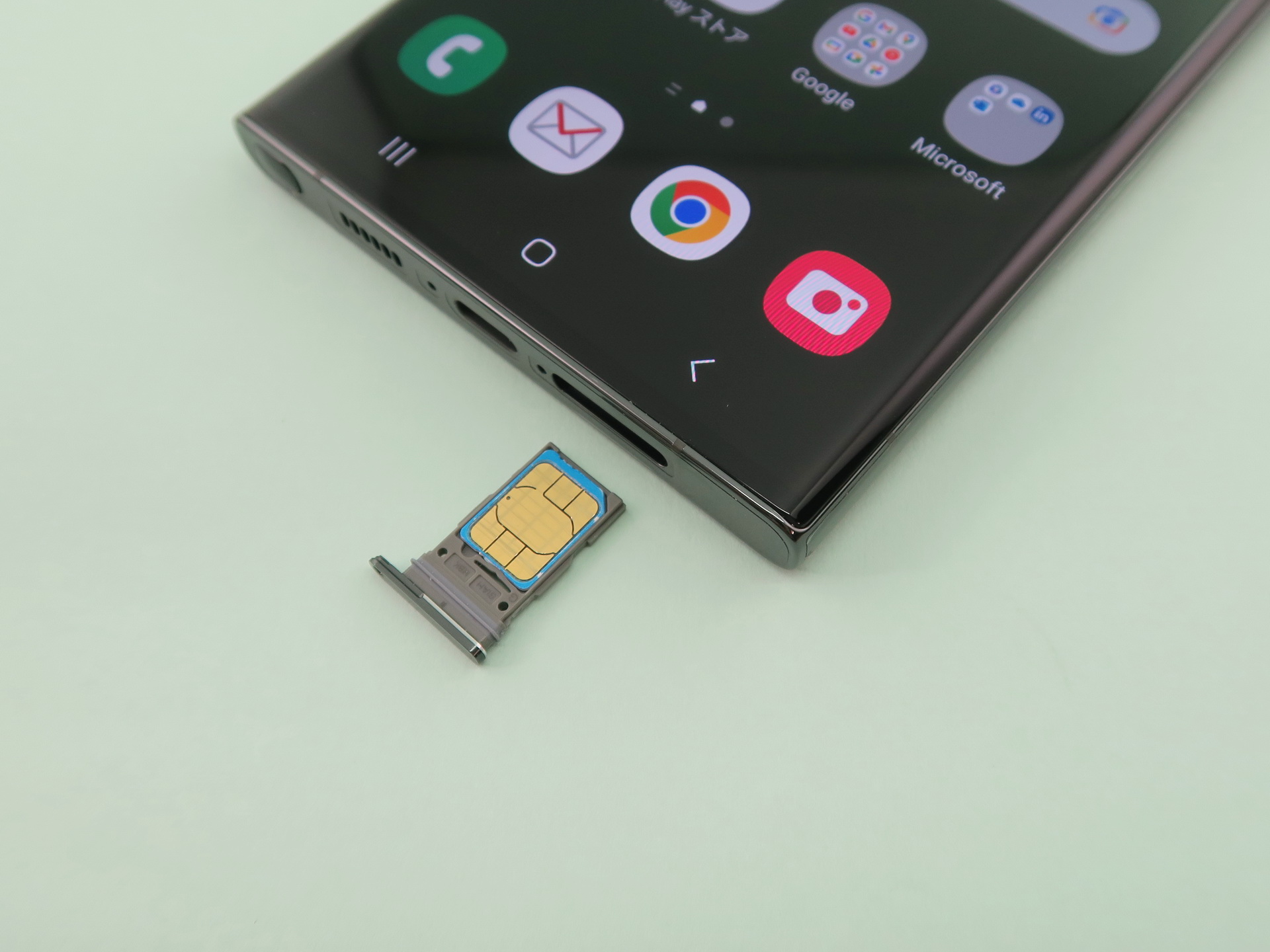 本体下部にピンで取り出すタイプのSIMカードトレイを備える。nanoSIMカード1枚のみを装着できる。eSIMにも対応しているため、デュアルSIMで運用できる