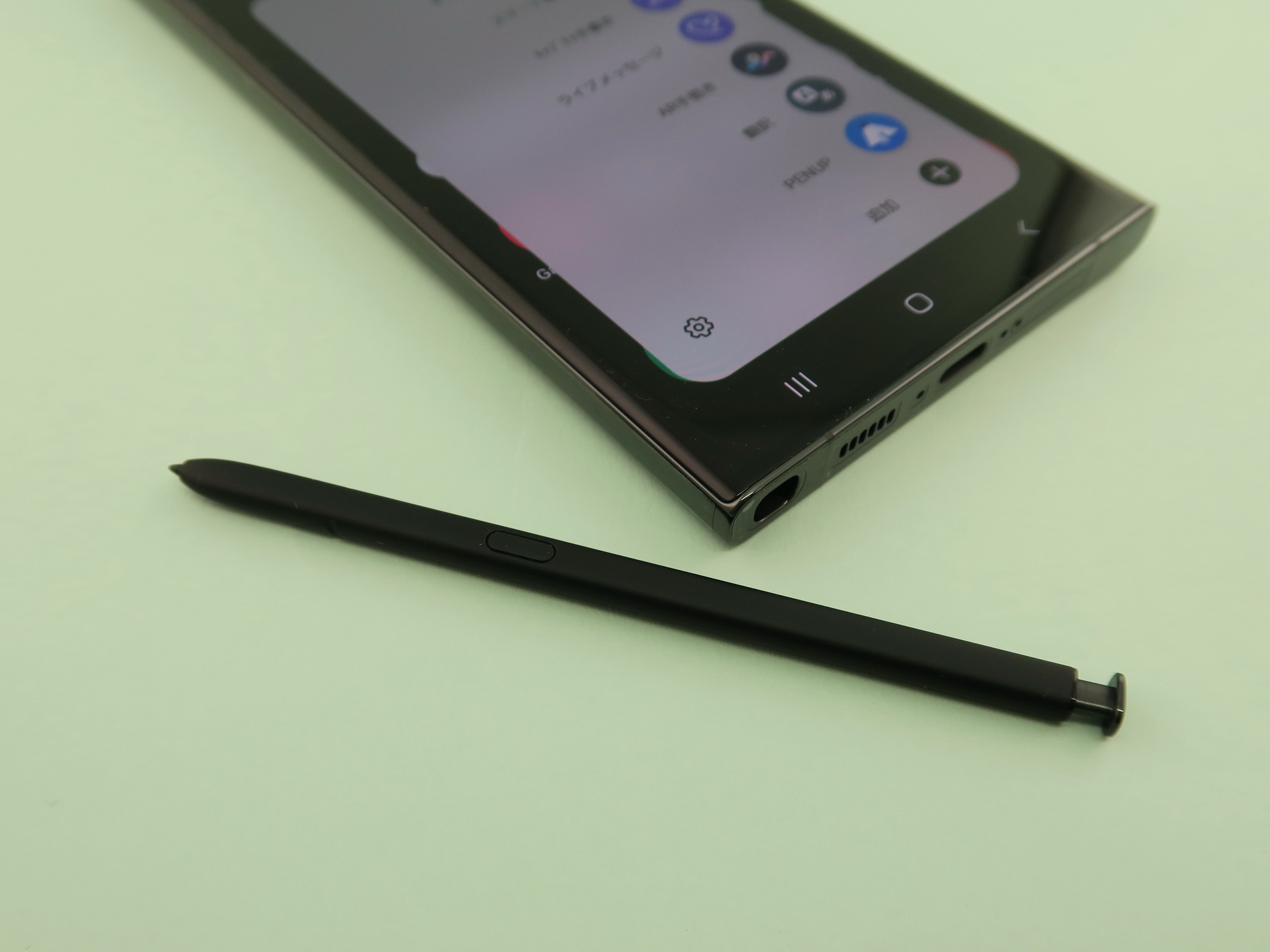 本体下部の左側に格納されているSペン。ワンプッシュで一部が突起して、そこを引っ張り出すしくみ