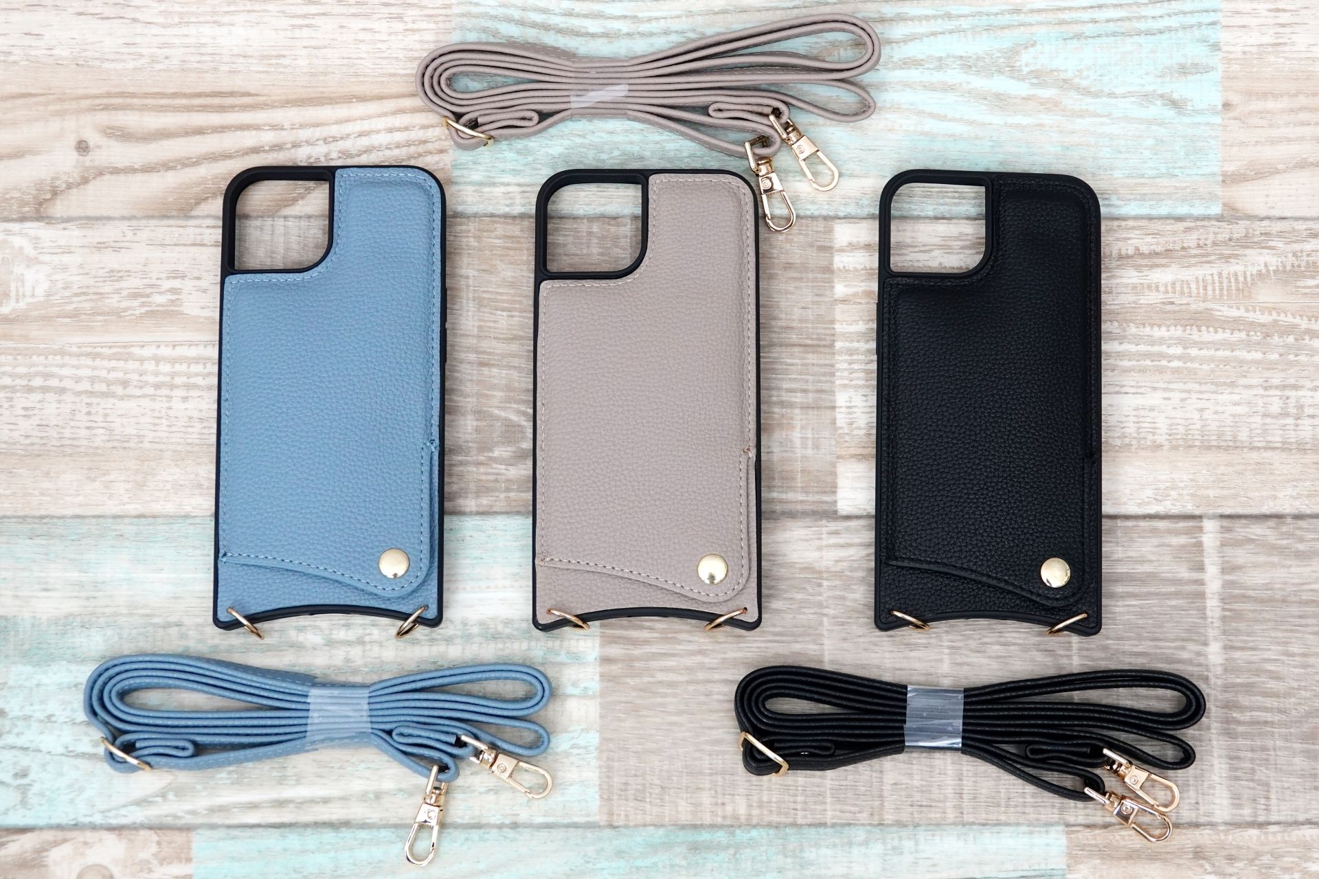 ケース背面と同色のショルダーストラップが付属