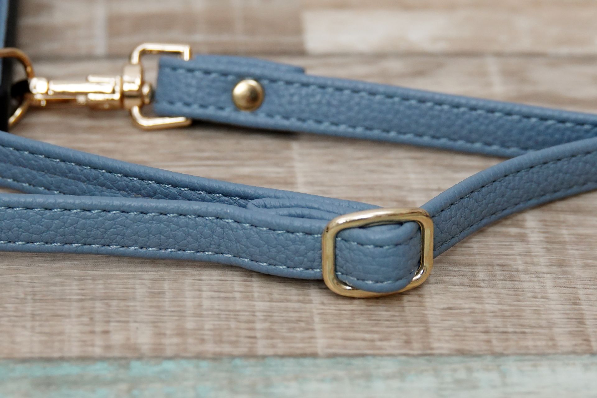 長さ調節用のリュックカン。首に掛けてから「長い！」と思えばすぐに調節できます。ベルト穴方式の煩わしさがなく、自分好みの長さに変えられる快適さが得られます