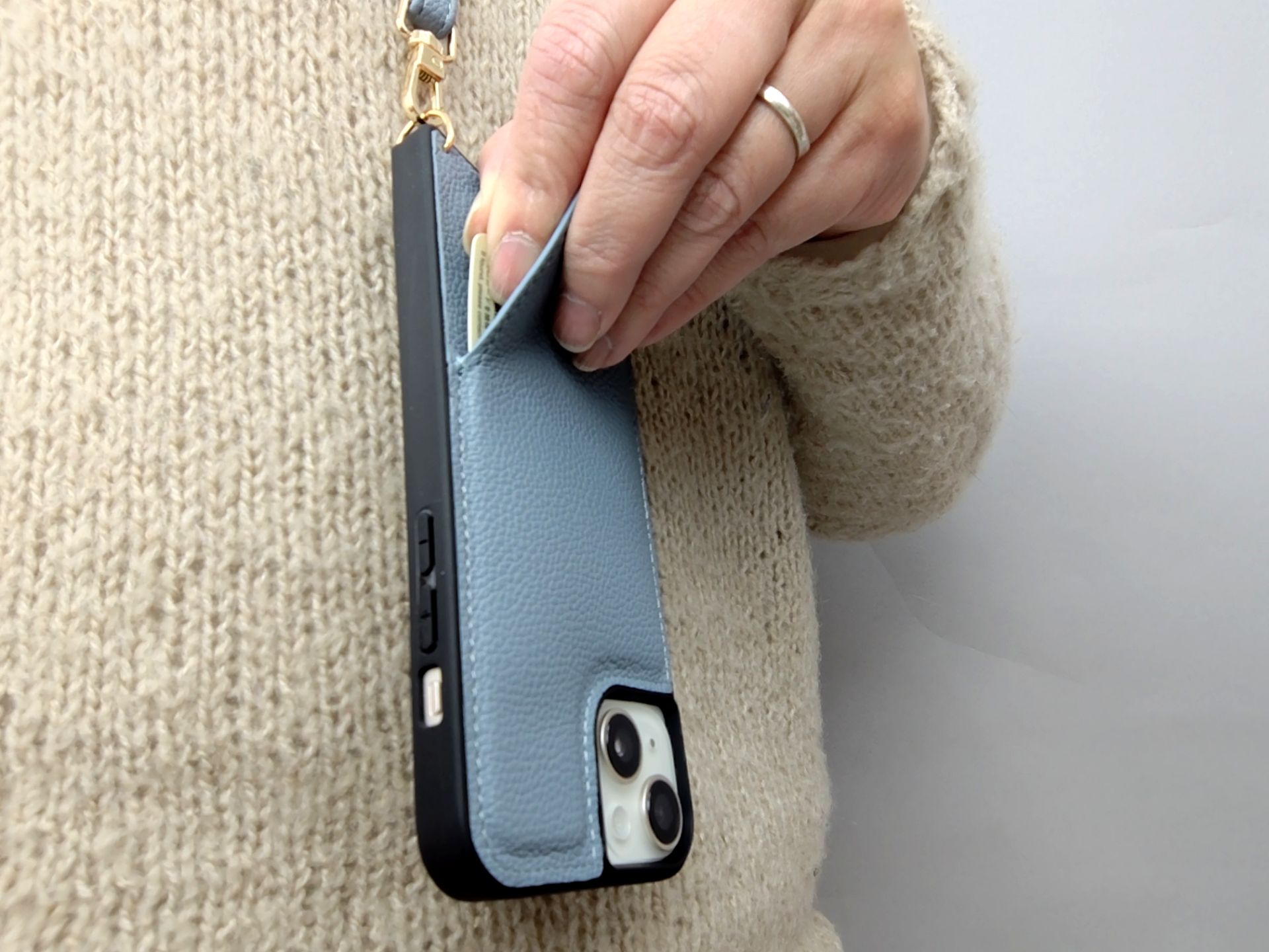 ポケットの開口部がDカン側なので、吊り下げたときに自然な姿勢でカードを取り出すことができます