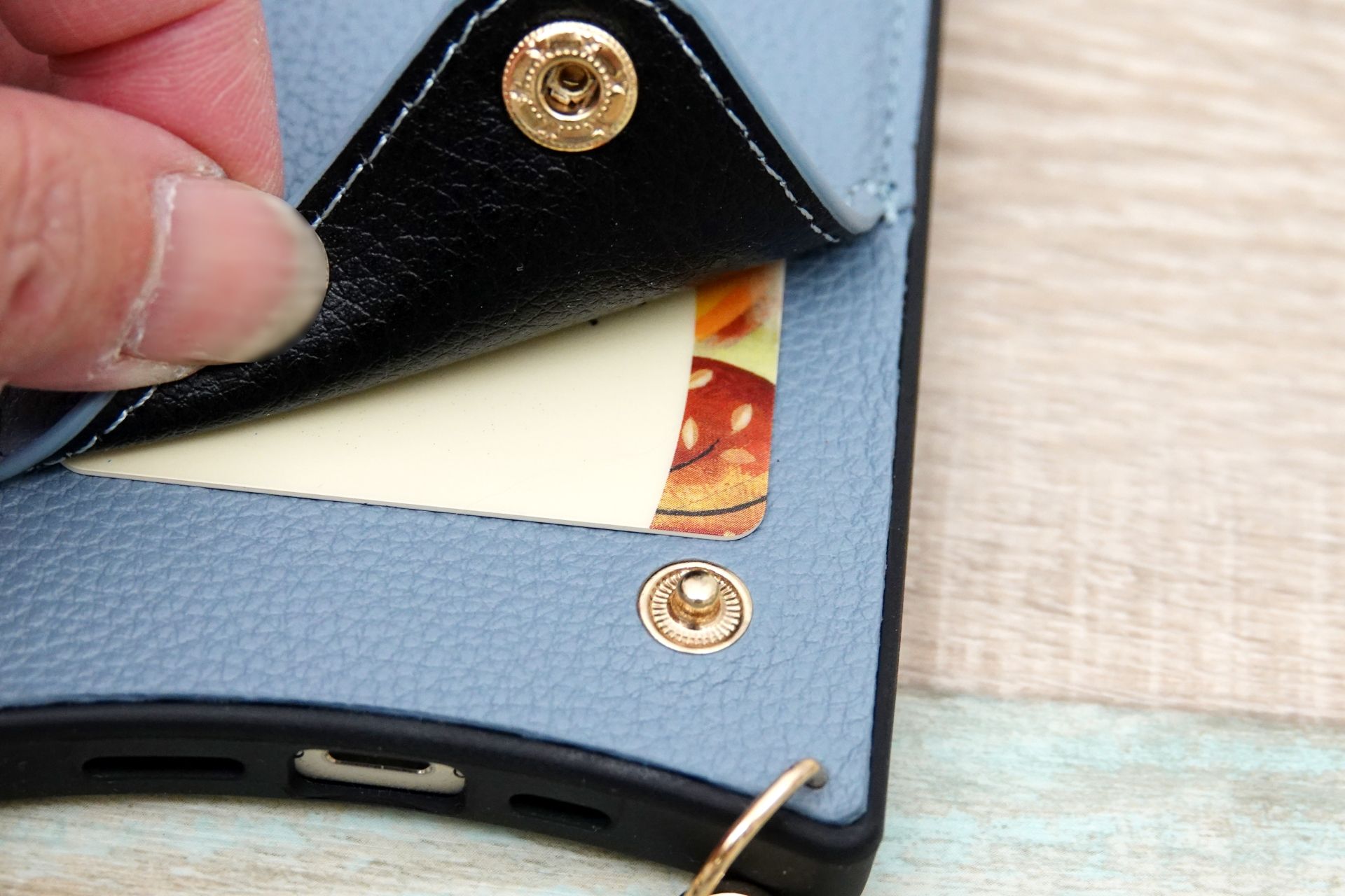 ポケットの深さや摩擦面の大きさから、落ちることはほぼないと思われますが、万が一を想定したスナップボタンが取り付けられています