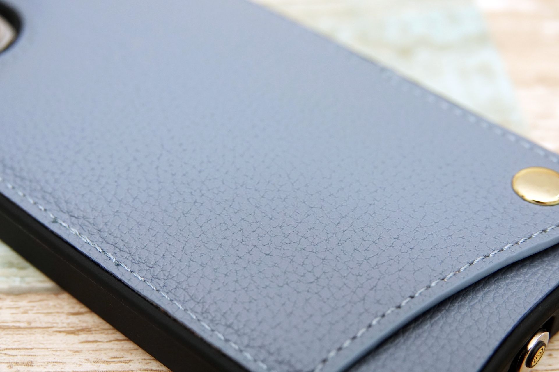 ヌメ革のようなしっとりとした手触りを楽しめるPUレザー製の背面