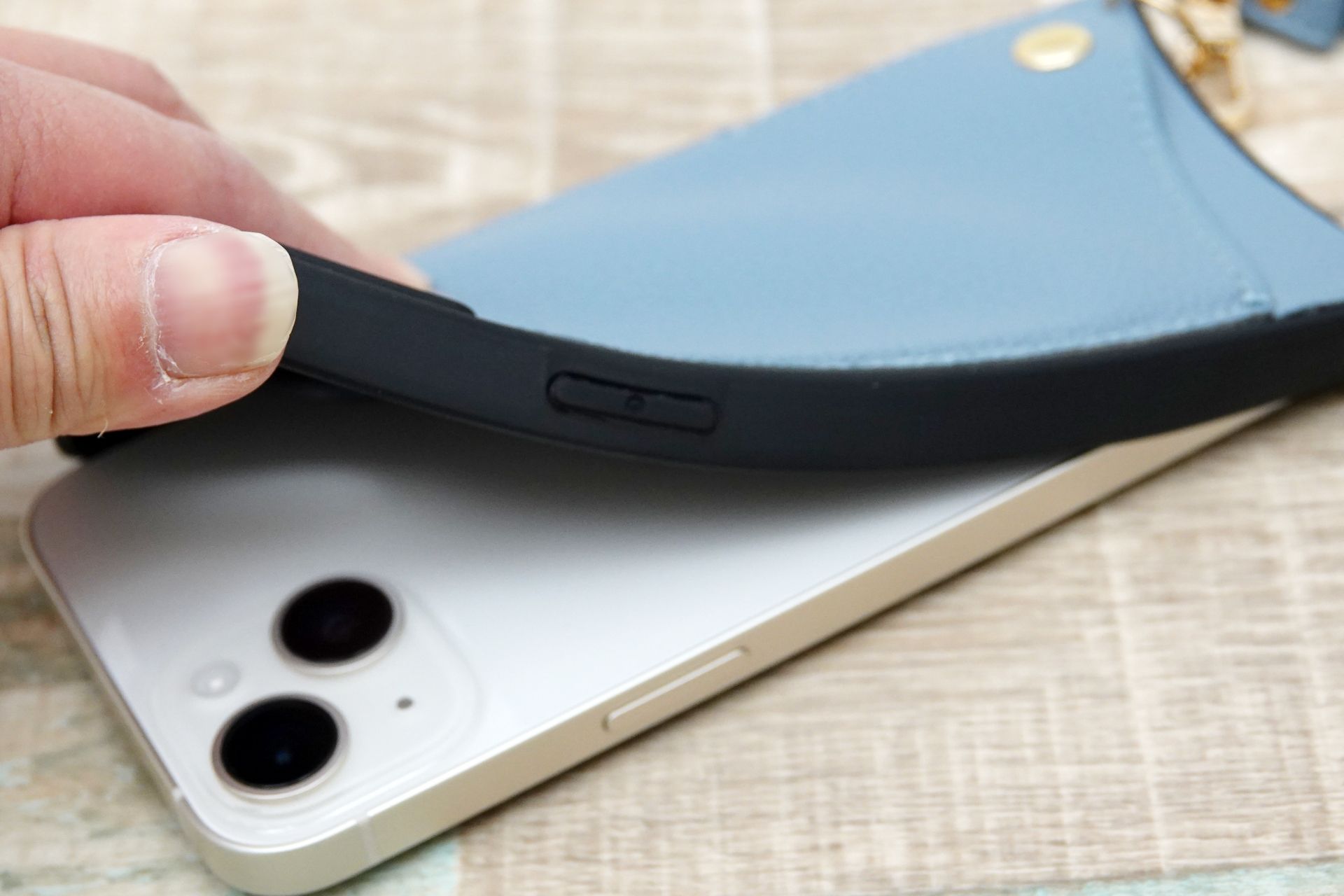 硬いガラスやポリカーボネートなどが使われていないので、全体的に柔らかいつくりです