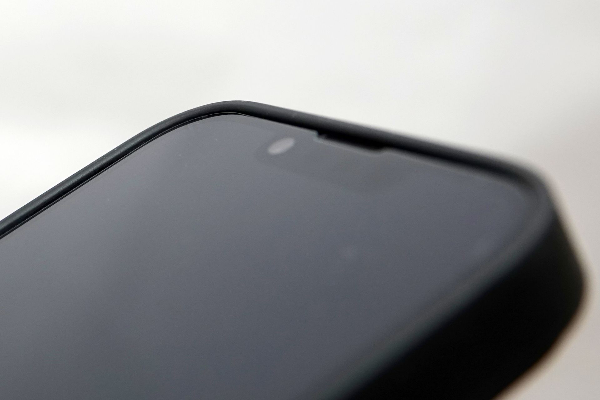 ギリギリを攻めつつ、iPhoneのディスプレイを隠さず保護する計算され尽くしたケースのフチ