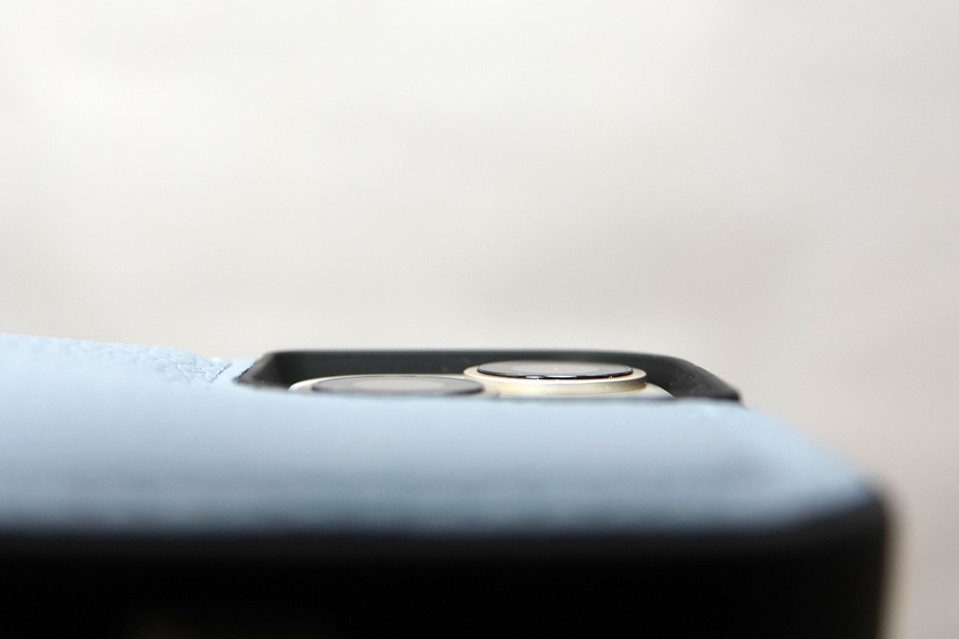 レンズよりもごくわずかに高さのあるケースのフチ