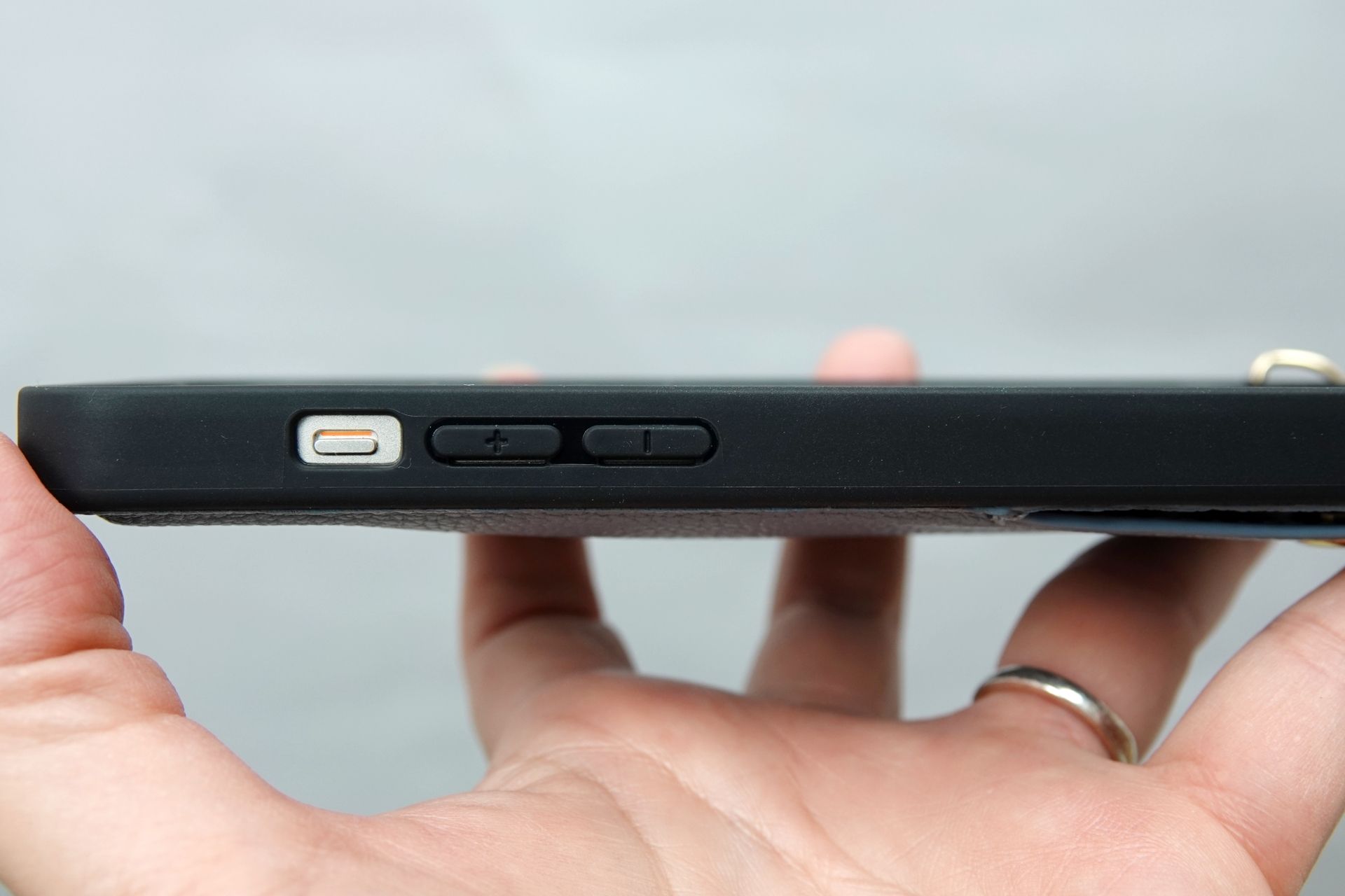 左側面。サイレントスイッチのみくり抜かれています