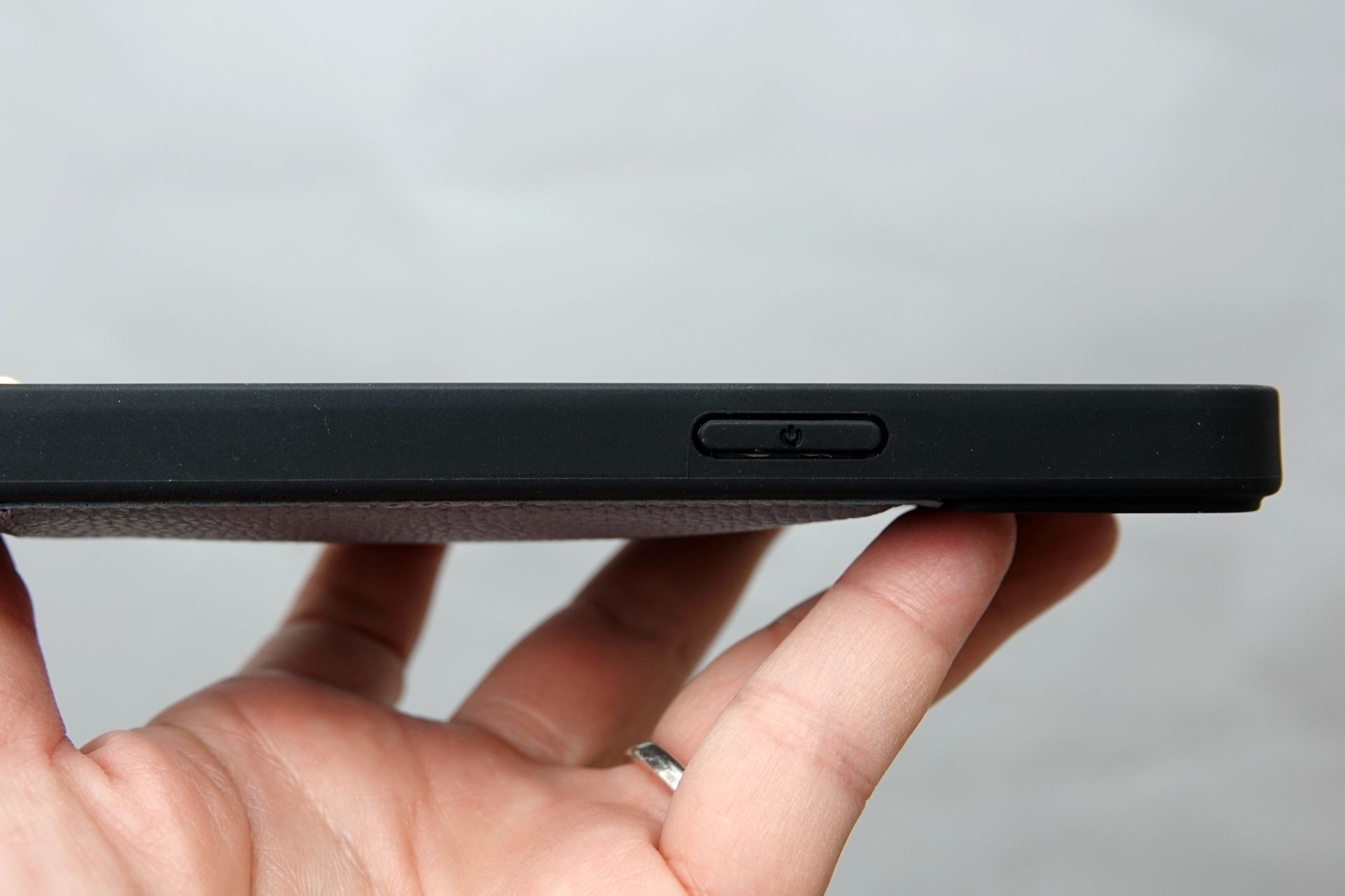 右側面。サイドスイッチは、TPU素材で保護されています