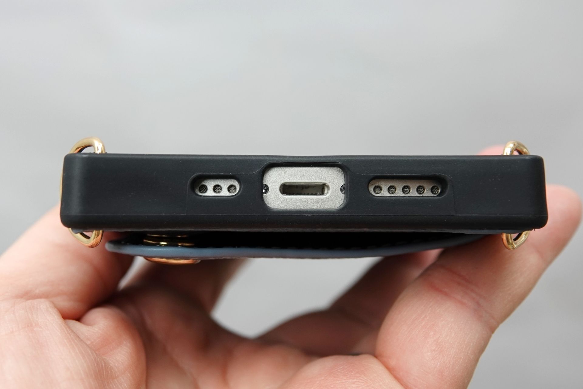 底面。Lightning端子やスピーカー、マイク穴部分がていねいにくり抜かれています