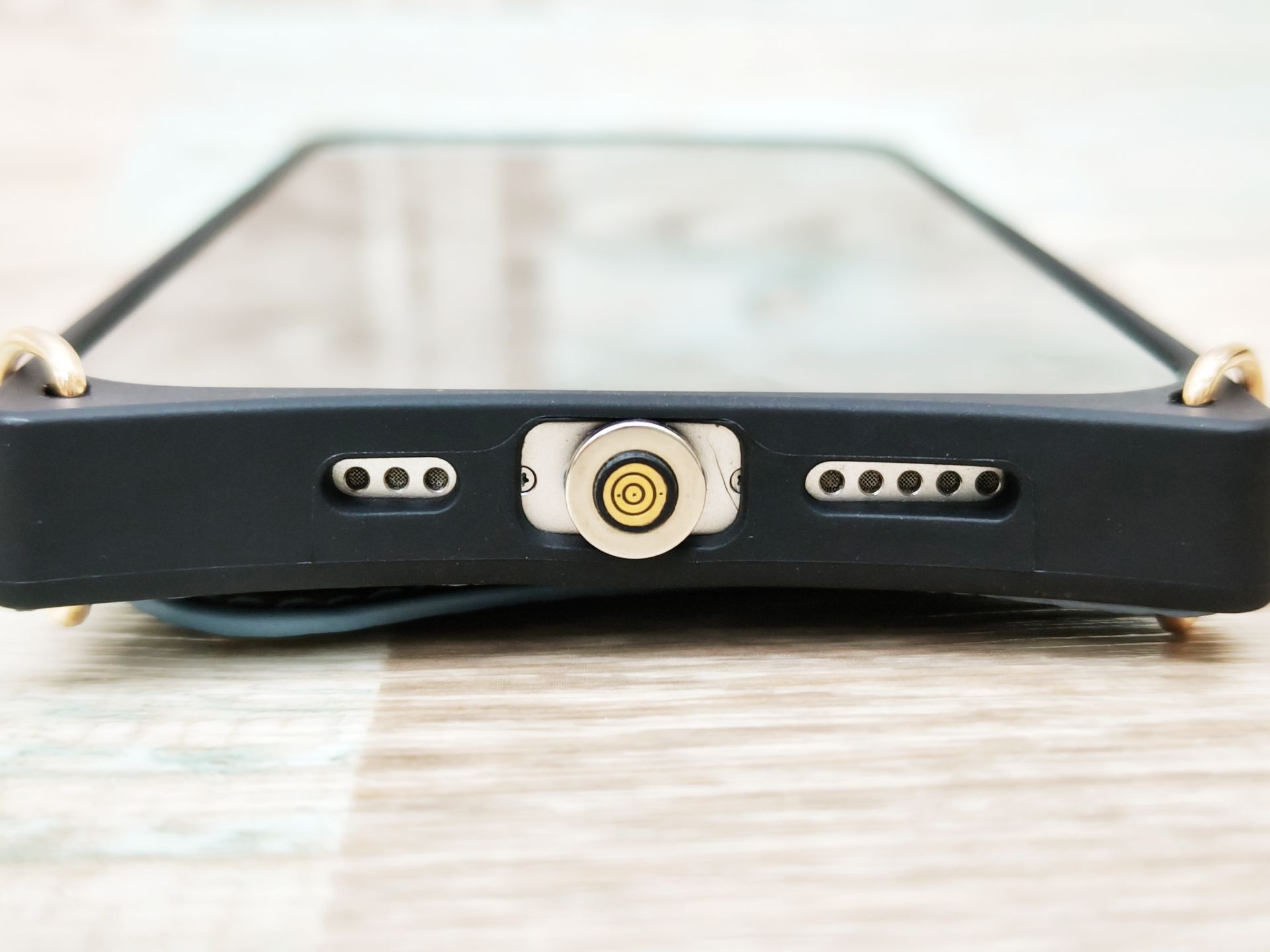 ギリギリまで薄く作られていること、広めにくり抜かれていることから、キャラクターものやマグネット着脱式などさまざまなタイプのLightningケーブルを挿すことができます