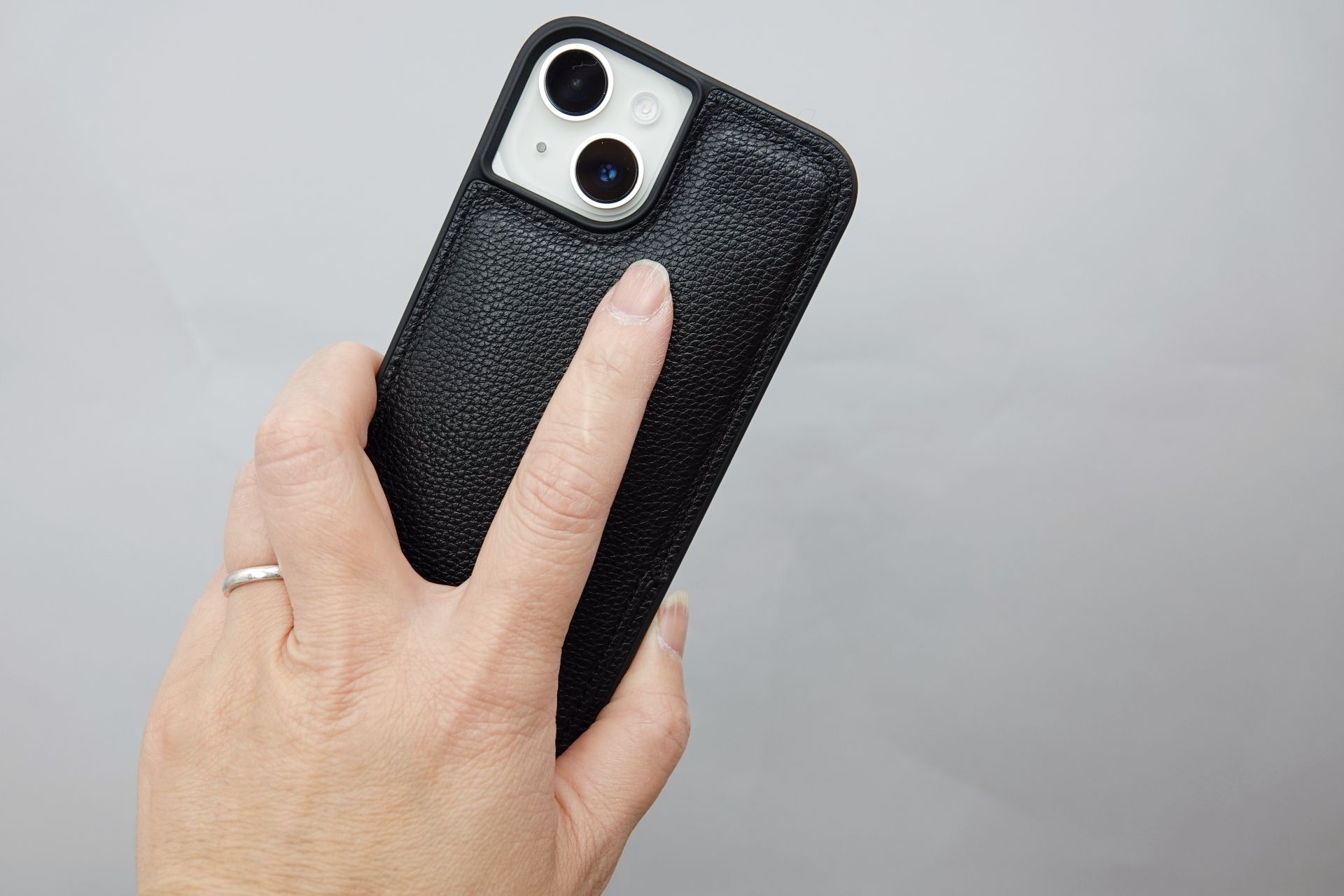 <a href="https://unicase.jp/iphone-goods/case/95193.html" class="strong bn" target="_blank">【iPhone 14/13 ケース】ショルダーストラップケース（ブラック）</a>