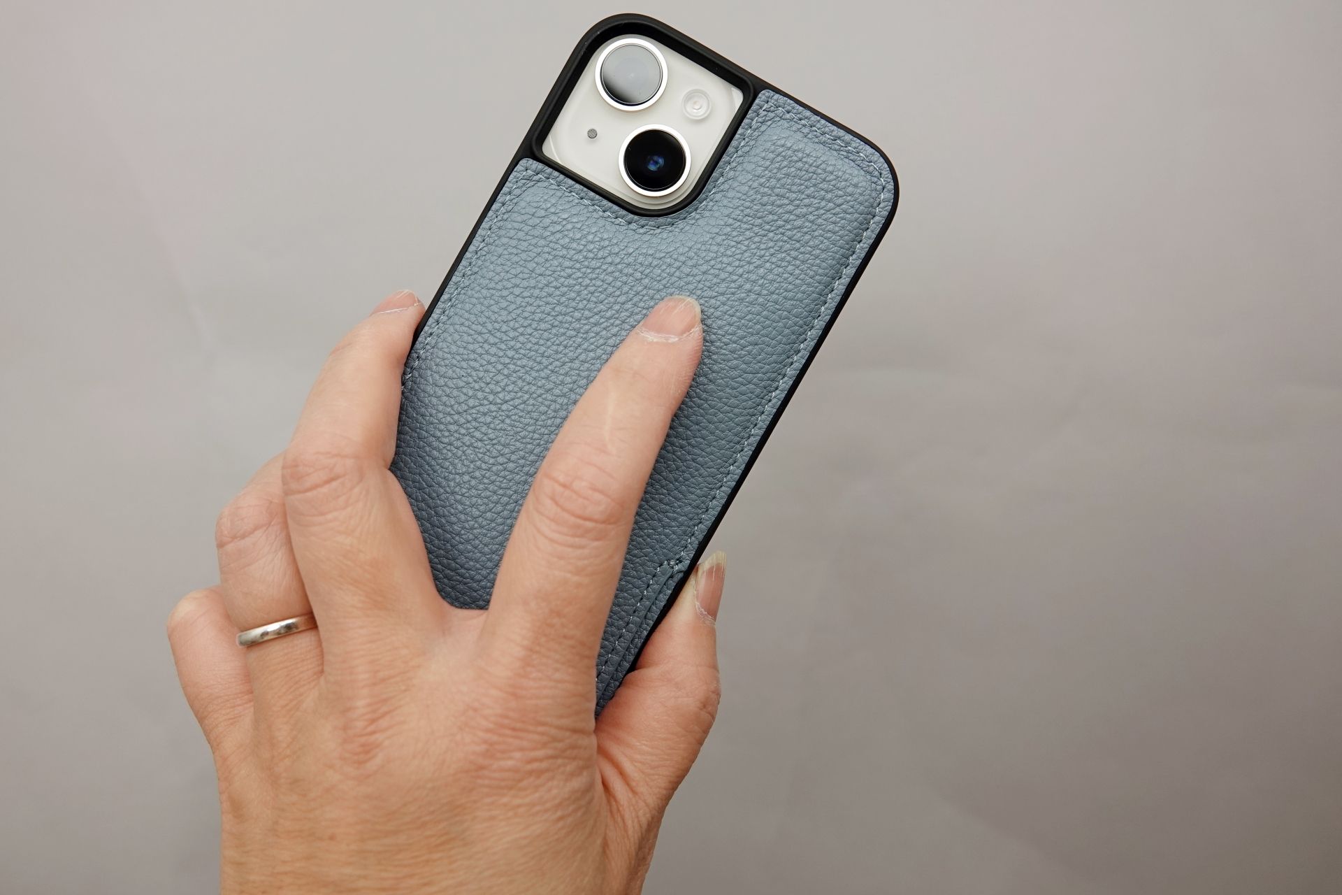 <a href="https://unicase.jp/iphone-goods/case/95195.html" class="strong bn" target="_blank">【iPhone 14/13 ケース】ショルダーストラップケース（ブルーグレー）</a>