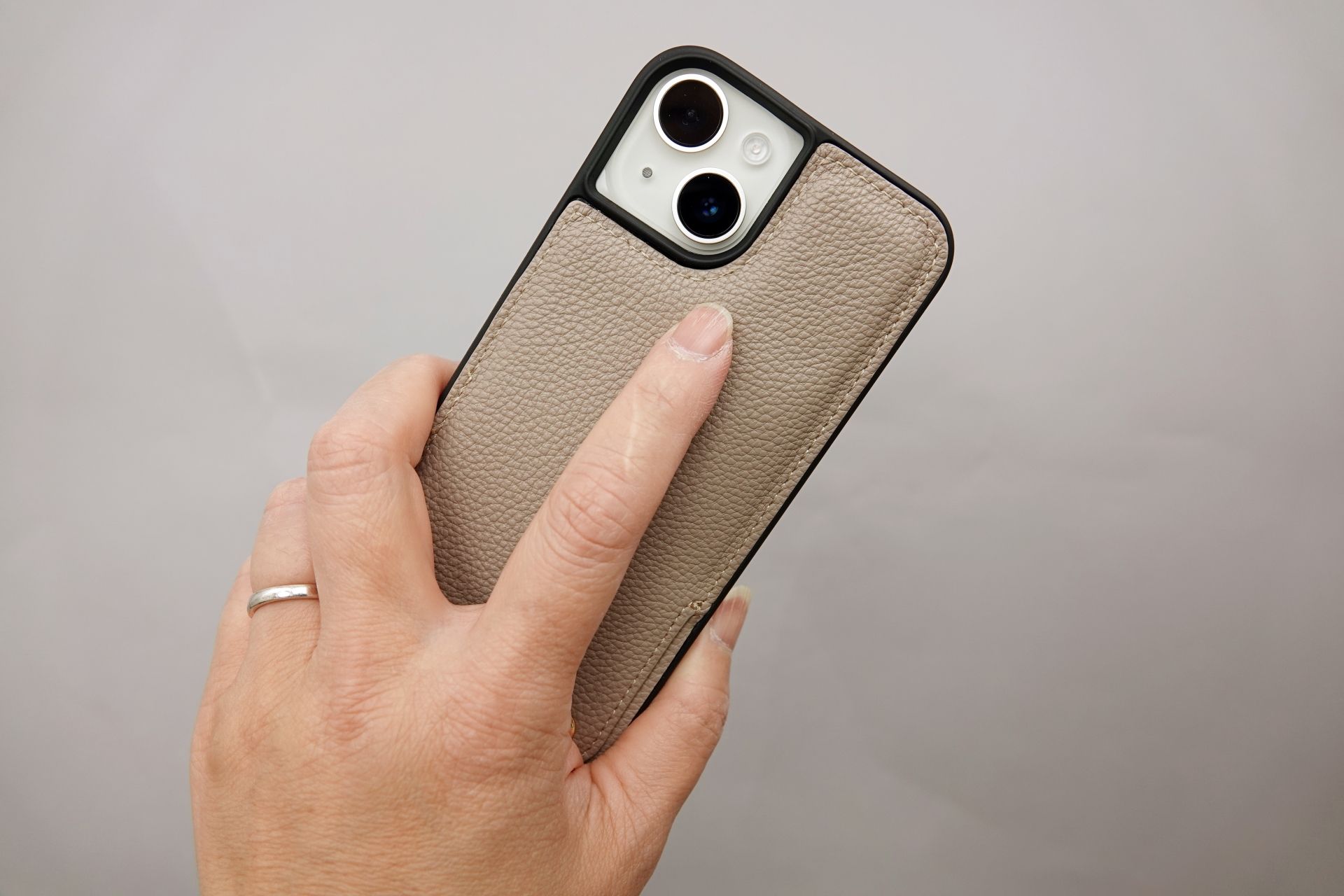 <a href="https://unicase.jp/iphone-goods/case/95194.html" class="strong bn" target="_blank">【iPhone 14/13 ケース】ショルダーストラップケース（グレージュ）</a>