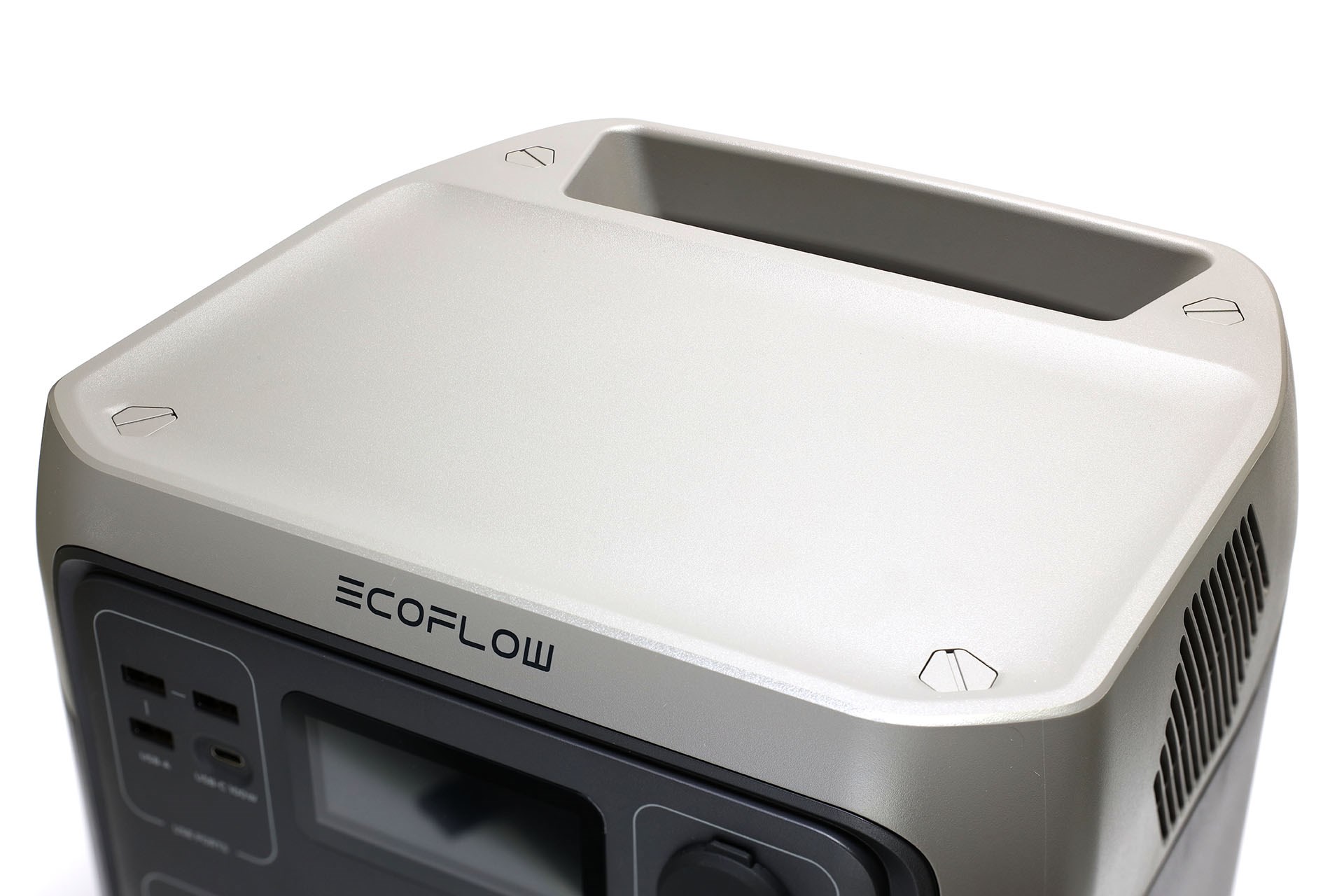 上面は平らでトレイのように少し窪んていてモノを置くことができる。その後方に頑丈なハンドルがある。