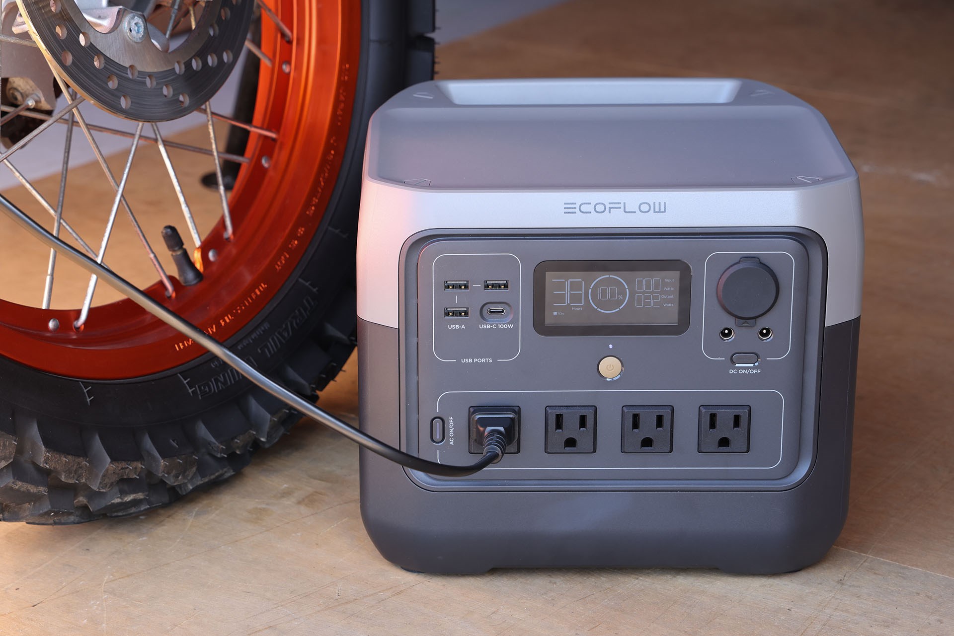 電源がないバイク置き場でもコンセントが使える！　RIVER 2 ProのAC出力は合計800WまでOK。バイクの充電などは楽勝レベルなのである。