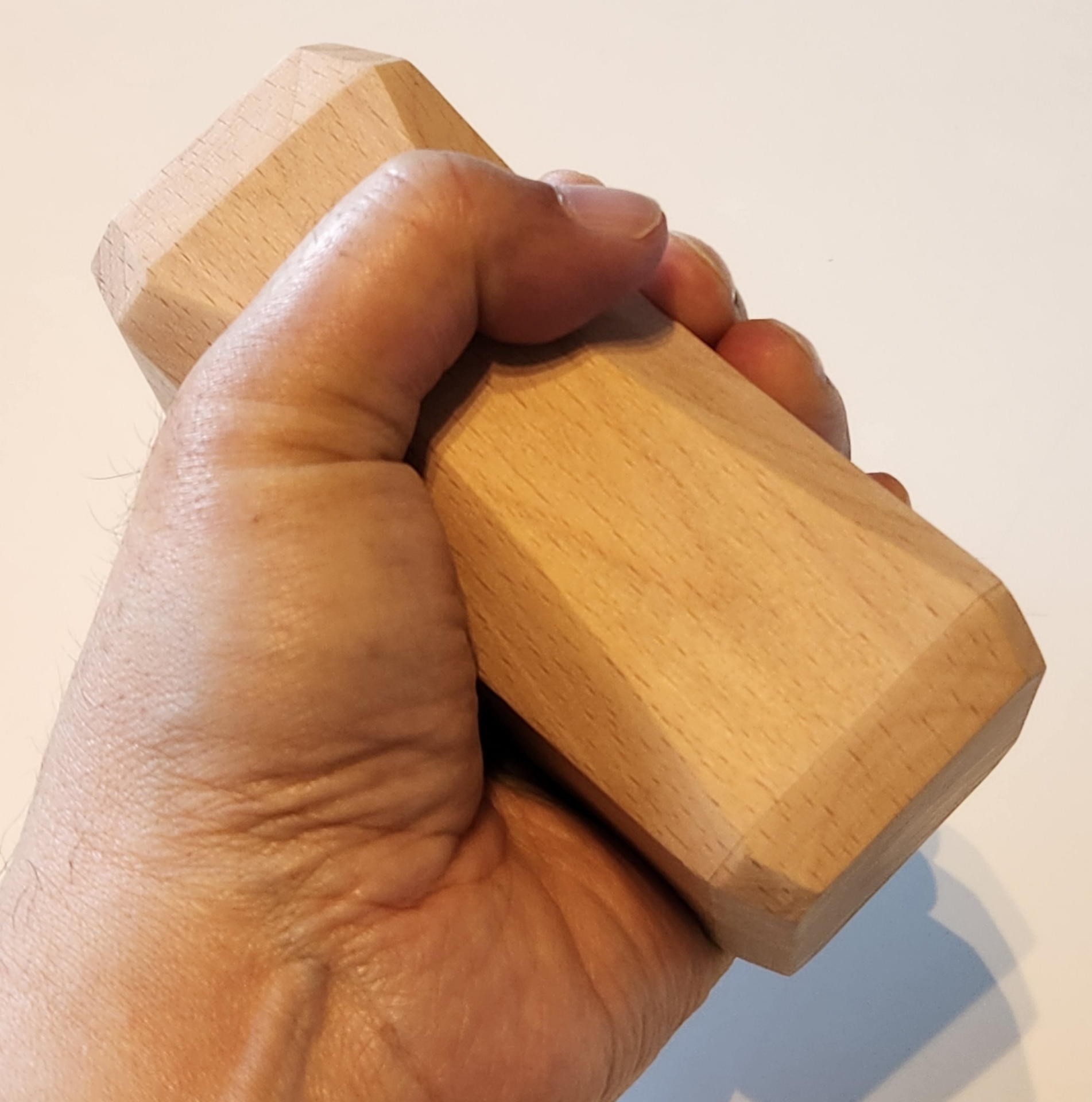 ナチュラルなデザインと、かたずけることなく、いつも直ぐに手に取る場所に置くことでデスクワーカーの気分転換とリフレッシュを実現できるブナ材を使ったサステナブルな次世代ウッドダンベル