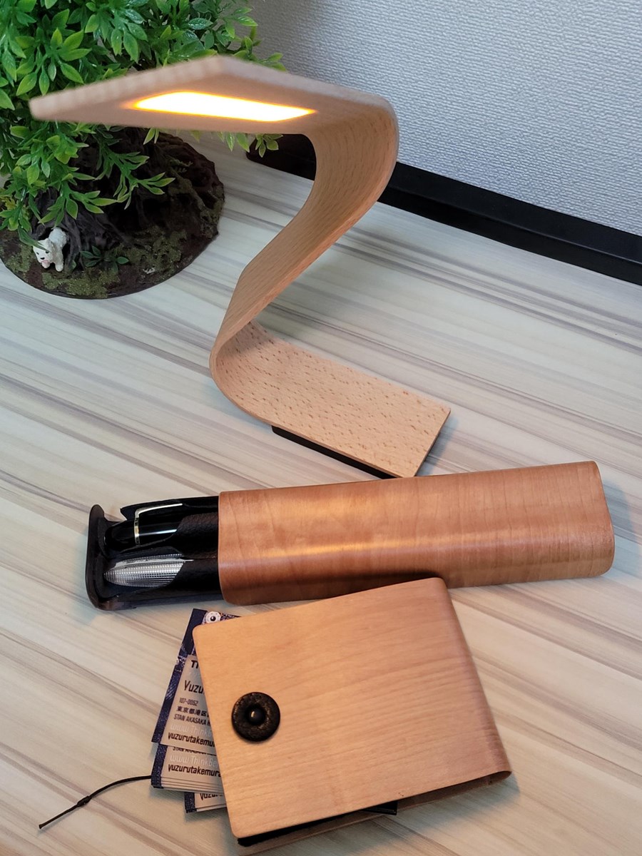 ストーリオ社は他にない独特の曲げ技術と地場の自然な無垢材を使いライフスタイル商品を生み出している小地谷（新潟）のユニークな企業だ